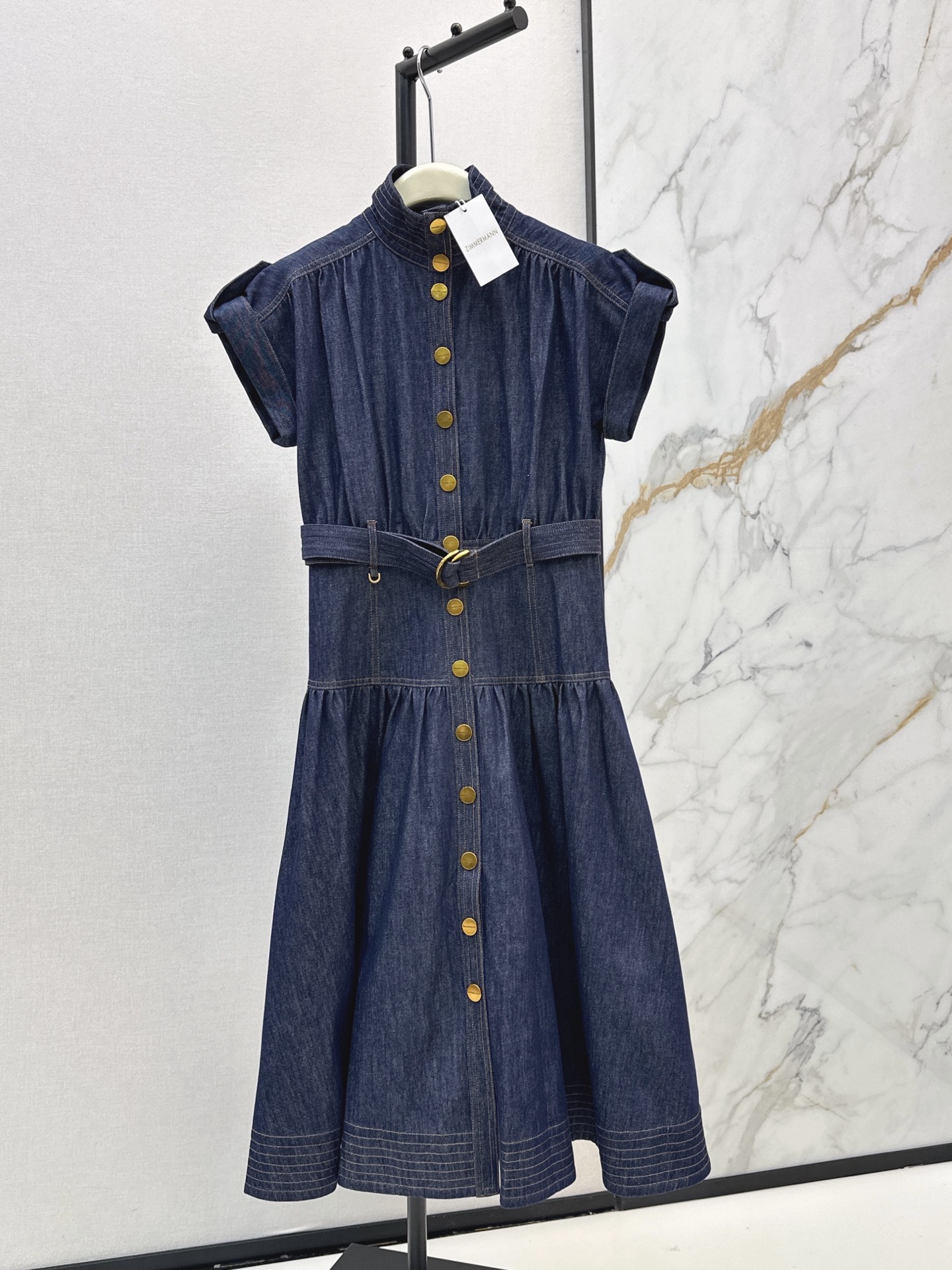 NO:922117,Zim 26Ss - the latest spring and summer retro workwear-style long dress with large hem and dropped shoulders. The long A-line fishtail umbrella skirt with large hem has a smart and elegant design. The waist is matched with a belt to make the waist look slimmer. The whole body is decorated with topstitching. It is full of details. The original dark blue denim fabric is stiff and stylish and not easy to collapse. It has a full vacation atmosphere. It is super good for taking pictures. One color ready for sale sml,,skirts,19860909Zim 26Ss————春夏最新款复古工装风大裙摆落肩长款连衣裙 大伞摆长款A字鱼尾伞裙设计灵动飘逸 腰间搭配腰带收腰显瘦 整体饰以明缝线 细节感满满 原色深蓝牛仔面料挺括有型不易软塌 度假氛围感拉满 拍照超级出片 一色现货发售sml,,skirts,,Women's clothing