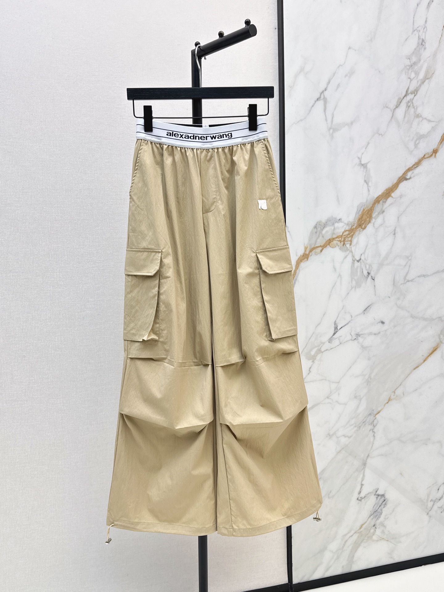 NO:923548,AW 26Ss - the latest style of wide-leg pants with letter waistband for spring and summer. Cotton blended fabric. Elastic webbing waistband is comfortable and does not tighten the waist. Large-capacity three-dimensional utility pockets on both sides. The trousers have natural folds and layers. The trouser legs can be drawstring to switch to wide legs. Two ways to wear the feet. Light, breathable and neat. Covers the flesh and makes you look slim. Casual and fashionable for daily use with T-shirts and sweaters. Two-color sml, tees, t-shirt,19860909AW 26Ss————春夏最新款字母腰头工装阔腿裤 棉质混纺面料 弹力织带腰头舒适不勒腰 双侧大容量立体工装口袋 裤身自带自然褶皱层次感 裤脚可抽绳自由切换阔腿 束脚两种穿法 轻薄透气垂坠利落 遮肉显瘦 日常搭配T恤针织衫随性又时髦 两色sml,,tees，t-shirt,,Women's clothing