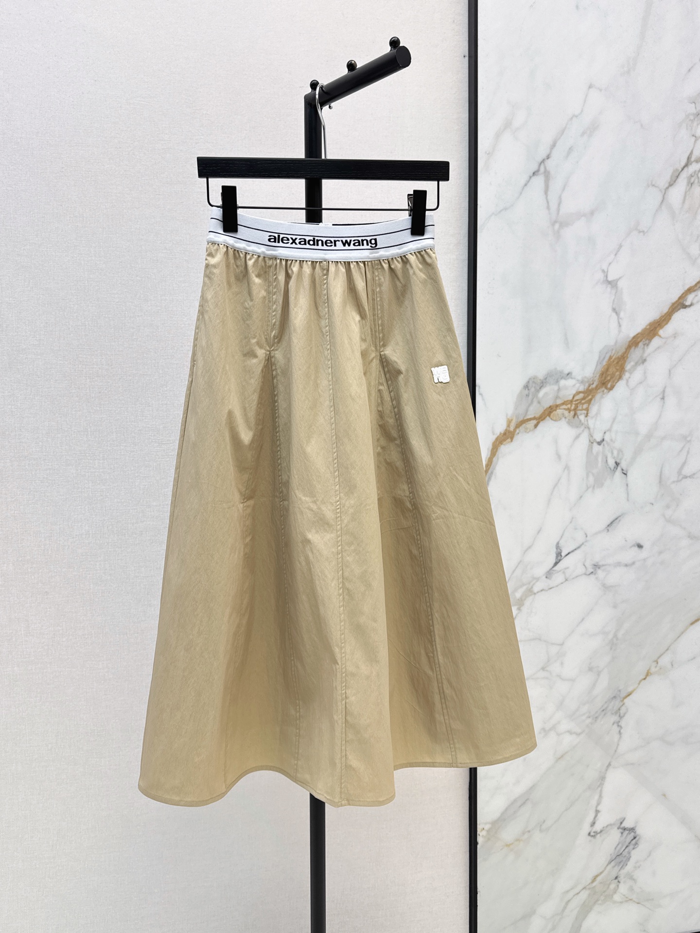NO:923537,AW 26Ss - the latest spring and summer letter web waist skirt. It is made of cotton blended fabric. The elastic waist design does not pick up the waistline. It is easy to put on and take off. The tailoring creates a natural large A skirt. It hides the flesh of the crotch and legs. It has a sense of elegance when walking. The logo embroidery on the side is low-key. The light and anti-wrinkle fabric is refreshing. Daily commuting. Looks good with knitted polo shirts. Two-color sml, skirts,19860909AW 26Ss————春夏最新款字母织带腰头半裙 采用棉质混纺面料 松紧腰设计不挑腰围 穿脱自在 剪裁打造自然大A裙摆 藏住胯部与腿部肉肉 行走自带飘逸感 侧边logo刺绣低调点缀 轻薄抗皱面料清爽 日常通勤 搭配针织Polo衫都好看 两色sml,,skirts,,Women's clothing