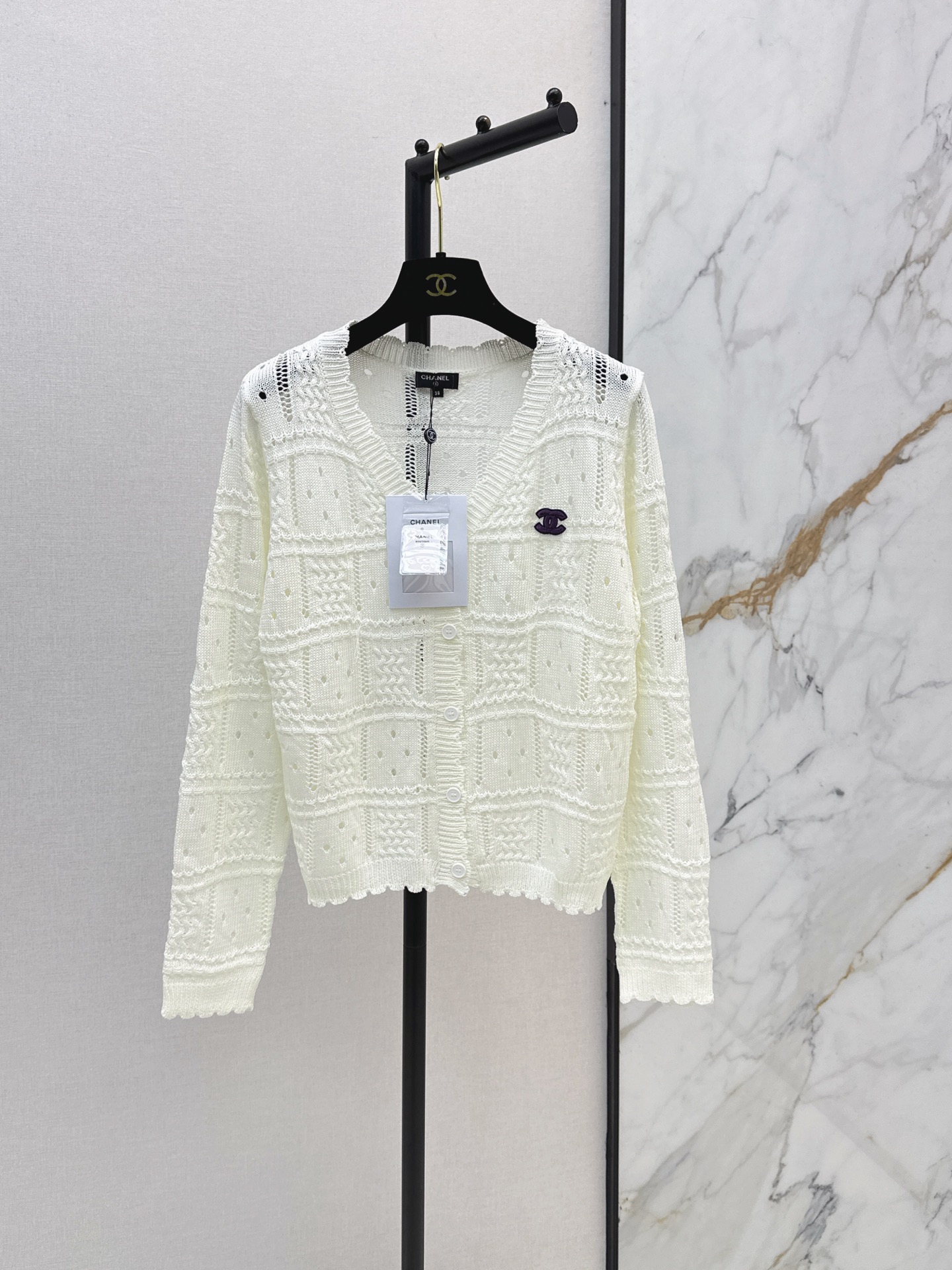 NO:923518,C Home 26Ss————The latest three-dimensional woven V-neck sweater in early autumn is made of soft knitted fabric. It is skin-friendly and comfortable. It is easy to choose between college style or simple style. It is very suitable for spring and autumn. It can be worn for commuting and leisure. No matter how you match it, you can’t go wrong~ Two colors sml l,,chanel,19860909C家 26Ss————早秋最新款立体提织V领针织衫柔软针织面料 亲肤又舒适 学院风or简约风轻松拿捏 春秋季节超适合 通勤休闲都能穿 怎么搭都不出错～两色sml l,,chanel,,Women's clothing