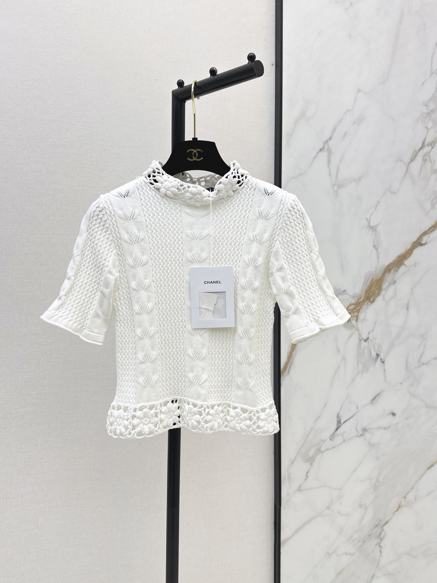 NO:923500,C Home 26Ss————Early autumn’s latest three-dimensional woven stand-up collar sweater is made of soft knitted fabric. It is skin-friendly and comfortable. It is easy to choose between college style or simple style. It is very suitable for spring and autumn. It can be worn for commuting and leisure. No matter how you match it, you can’t go wrong~One color sml,,chanel,19860909C家 26Ss————早秋最新款立体提织立领针织衫柔软针织面料 亲肤又舒适 学院风or简约风轻松拿捏 春秋季节超适合 通勤休闲都能穿 怎么搭都不出错～一色sml,,chanel,,Women's clothing