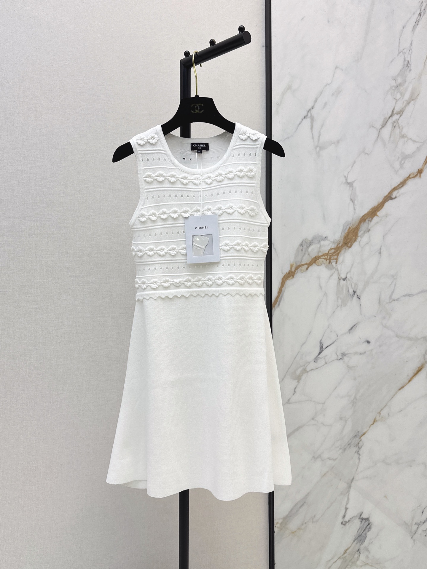 NO:923491,C Home 26Ss - the latest spring and summer age-reducing girl style sleeveless knitted dress is a super layering tool. It not only hides the playfulness of a girl, but also reveals a mature femininity. It is exquisite but not tacky. The sense of details really hit me~Imported yarn. The waist style is matched with the belt to decorate the upper body and makes the upper body slimmer. Two-color sml,,chanel,skirts,19860909C家 26Ss———春夏最新款减龄少女风穿搭无袖针织连衣裙超级叠搭神器 既藏着少女的俏皮 又透着轻熟女人味 精致又不俗气 细节感狠狠戳中我～进口纱线 收腰版型配合腰带装饰上身巨显瘦 两色sml,,chanel,skirts,,Women's clothing