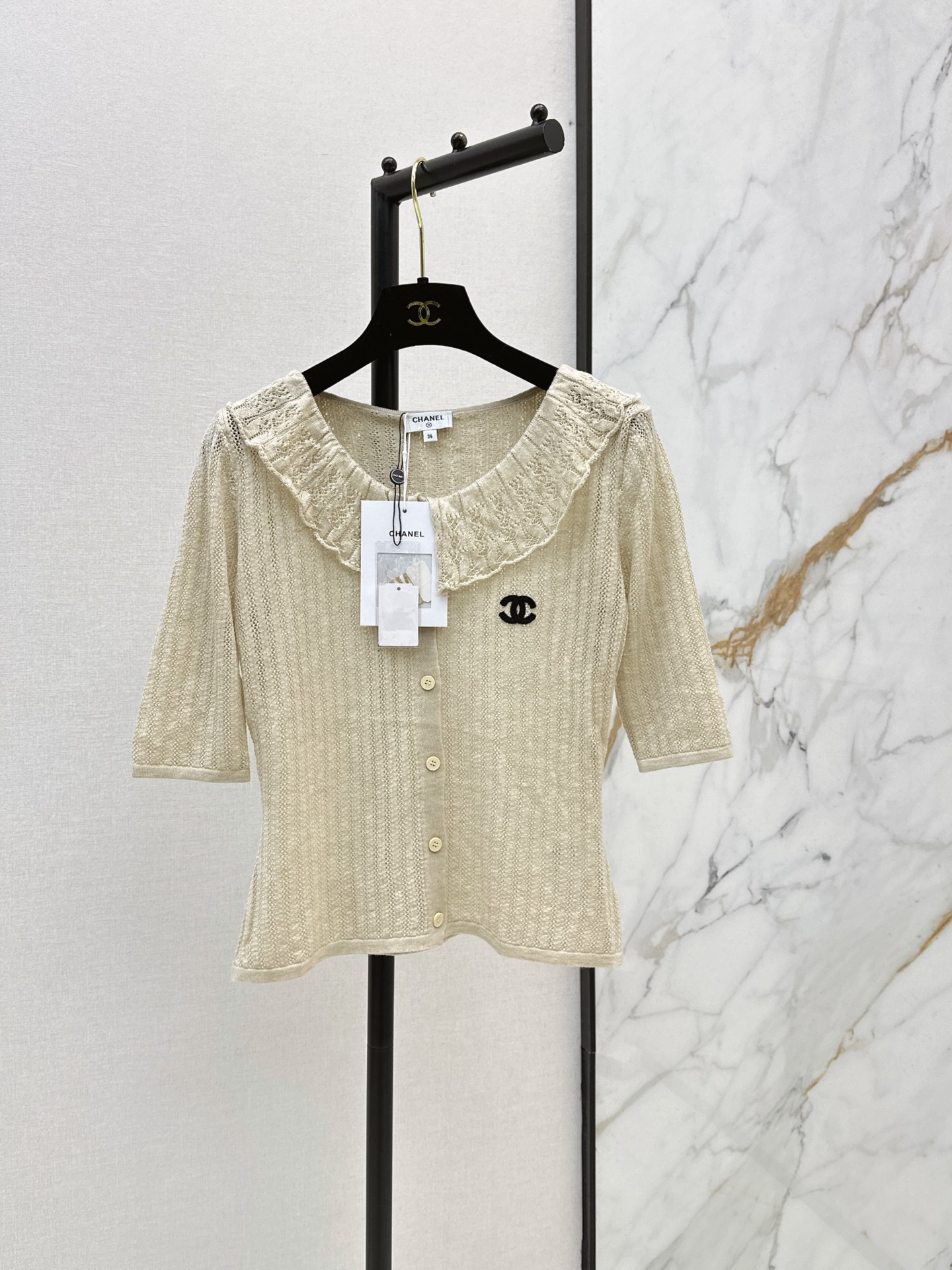 NO:923482,C Home 26Ss————The latest short-sleeved sweater in early autumn is made of soft knitted fabric. It is skin-friendly and comfortable. It is easy to choose between college style or simple style. It is very suitable for spring and autumn. It can be worn for commuting and leisure. No matter how you match it, you can’t go wrong~One color sml,,chanel,T-shirt,19860909C家 26Ss————早秋最新款短袖针织衫柔软针织面料 亲肤又舒适 学院风or简约风轻松拿捏 春秋季节超适合 通勤休闲都能穿 怎么搭都不出错～一色sml,,chanel,T-shirt,,Women's clothing