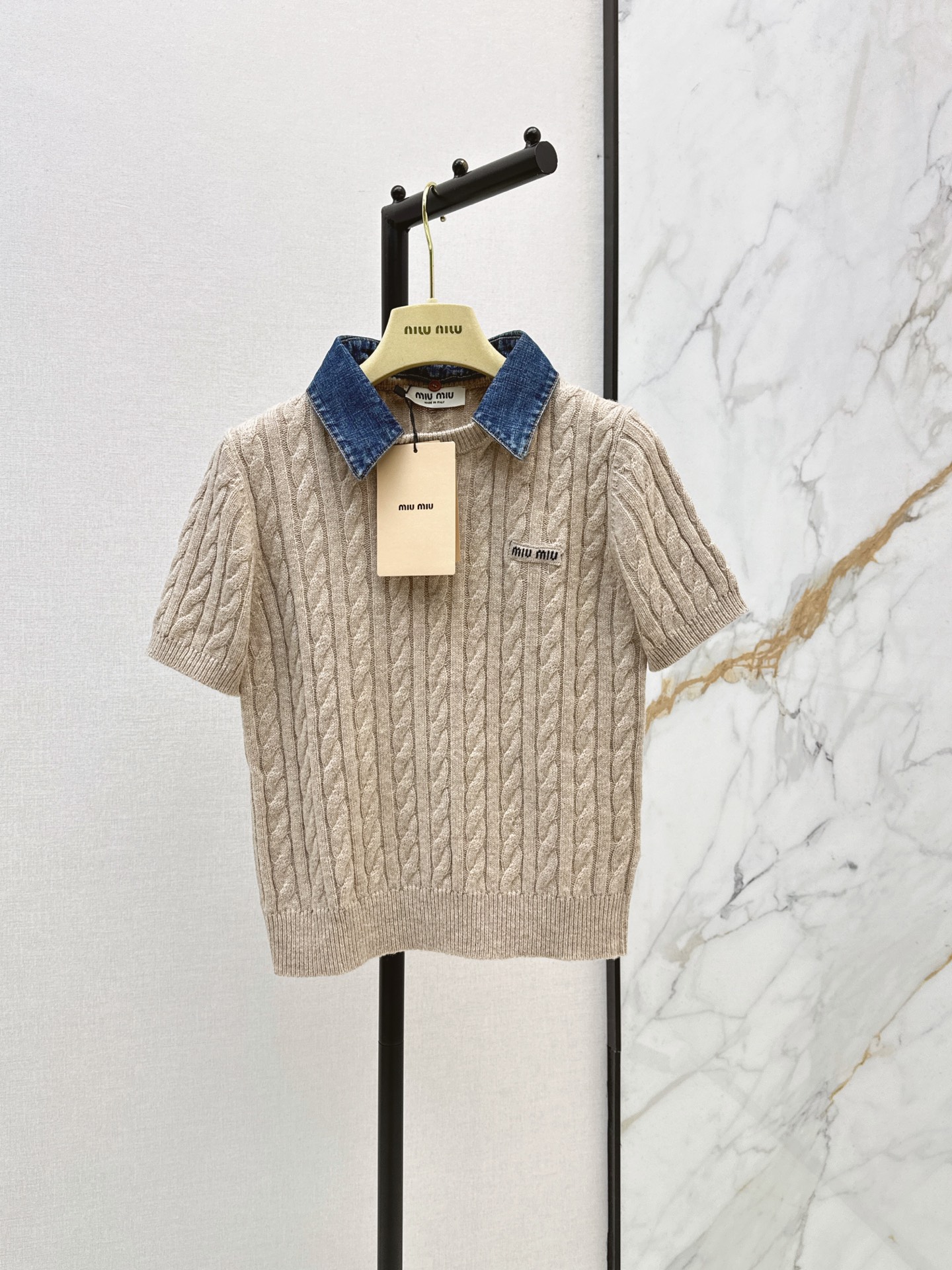 NO:923464,Miu 26Ss, the latest fake two-piece design for early autumn, twist knitted short-sleeved light oatmeal color + three-dimensional twist texture, full of retro college style. The denim lapel splicing is super layered. The details of the brand embroidery on the chest are exquisite and highly recognizable. It is easy to create a retro girl or commuter style. One color sml,, miumiu, T-shirt,19860909减龄缪系穿搭 Miu 26Ss————早秋最新款假两件设计麻花针织短袖浅燕麦色+立体麻花纹理复古学院风满满 牛仔翻领拼接超有层次感 胸前品牌刺绣细节精致 辨识度很高 轻松打造复古少女or通勤风 一色sml,,miumiu,T-shirt,,Women's clothing