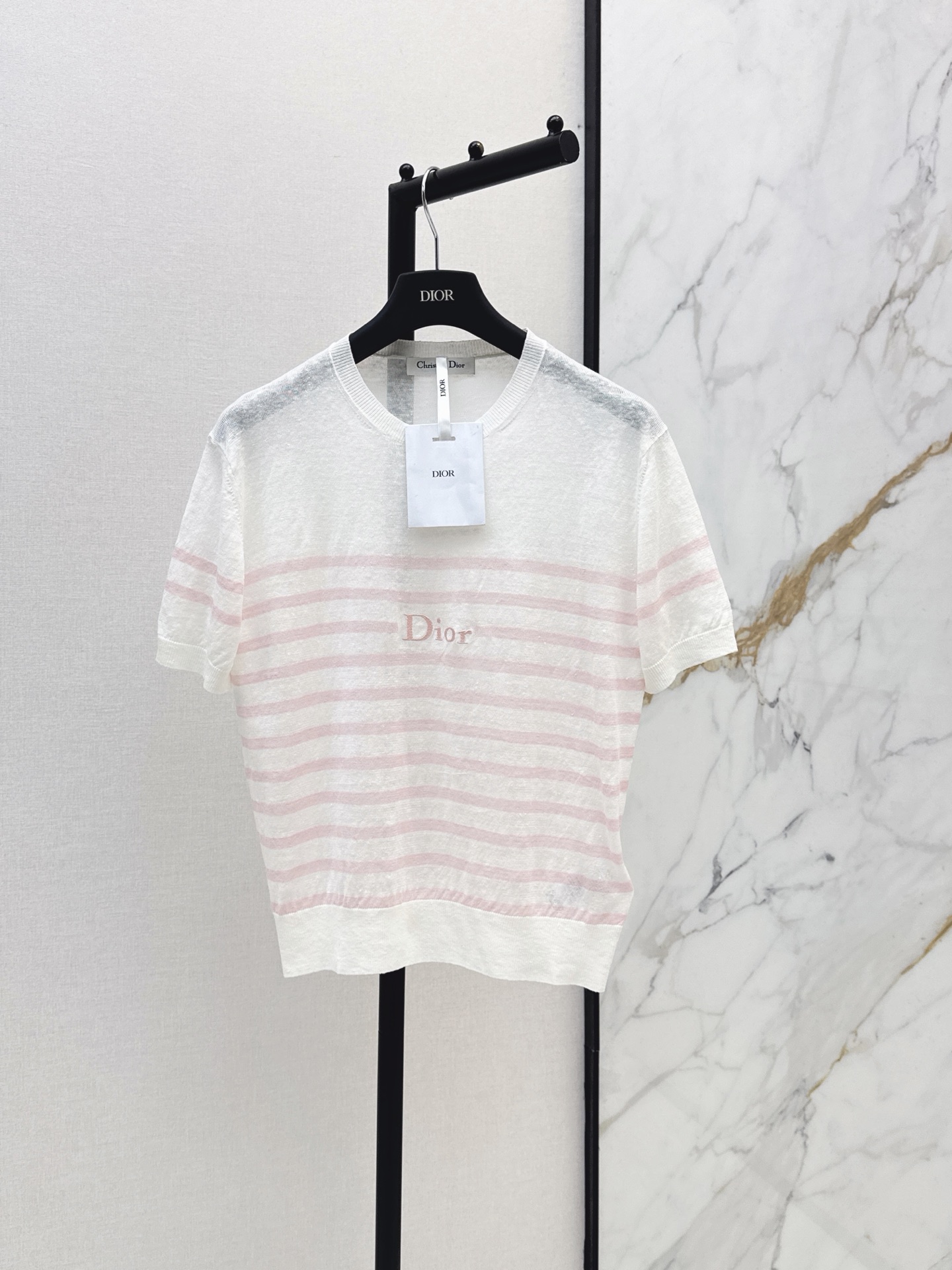 NO:923455,CD 26Ss————The latest spring and summer pink striped logo embroidered sweater with sweet pink stripes. The material of linen + silk and cashmere is so comfortable. The upper body is so gentle that you will be attracted by it at a glance. Custom-spun heavyweight linen, mulberry, silk and cashmere blended ultra-fine yarn. The round neck is comfortable and fitted. The chest is embellished with fine classic logo embroidery, which is low-key yet high-end. One color sml,,real silk,19860909CD 26Ss————春夏最新款粉条纹logo刺绣针织衫粉嫩嫩的甜妹条纹 亚麻+真丝和山羊绒的材质太舒服 上身是一眼就会被温柔到 对版定纺重磅亚麻桑蚕丝山羊绒混纺的超细支纱线 圆领舒适合身版型 胸口点缀精细经典logo徽标刺绣低调不失高级感 一色sml,,real silk,,Women's clothing