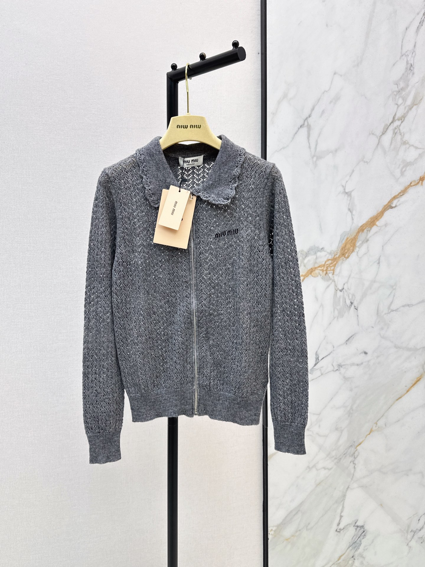 NO:923446,Miu 26Ss————The latest early autumn baby lapel knitted zipper sweater. Soft fabric + delicate texture. Low saturated gray tone is super versatile. The zipper design is easy to put on and take off. You can also adjust the neckline at will. It is OK to layer or wear alone. The brand embroidery on the left chest is very recognizable. It is full of Korean style. It can be easily used for commuting and leisure in autumn and winter. It directly adds a sense of atmosphere. One color sml,,miumiu,sweaters,19860909Miu 26Ss————早秋最新款娃娃翻领针织拉链毛衣 柔软面料+细腻纹理 低饱和灰色调超百搭 拉链设计方便穿脱 还能随心调节领口 叠穿or单穿都很OK～左胸品牌刺绣超有辨识度 韩系风格满满 秋冬通勤休闲都能轻松驾驭 氛围感直接拉满 一色sml,,miumiu,sweaters,,Women's clothing