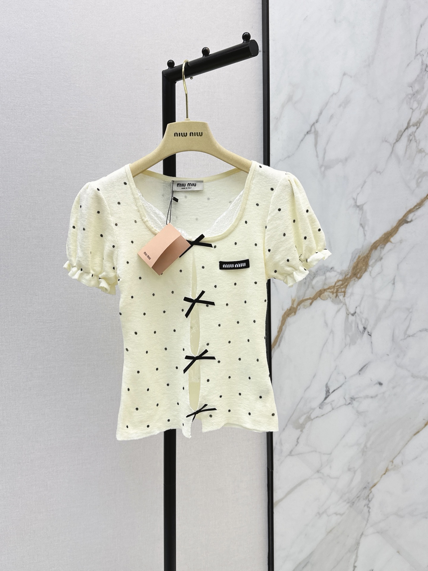 NO:923435,Miu 26Ss, the latest spring and summer fake two-piece design with polka dot pure lust knitted top. The short version makes the upper body slimmer. Simple but not simple. The delicate texture and low-key color show the restrained sense of luxury. Two colors sml l,,miumiu,19860909缪系减龄少女风 Miu 26Ss————春夏最新款假两件设计波点纯欲针织上衣 小短款版型上身巨显瘦 简约而不简单 细腻的质地与低调的色泽 彰显内敛的高级感 两色sml l,,miumiu,,Women's clothing