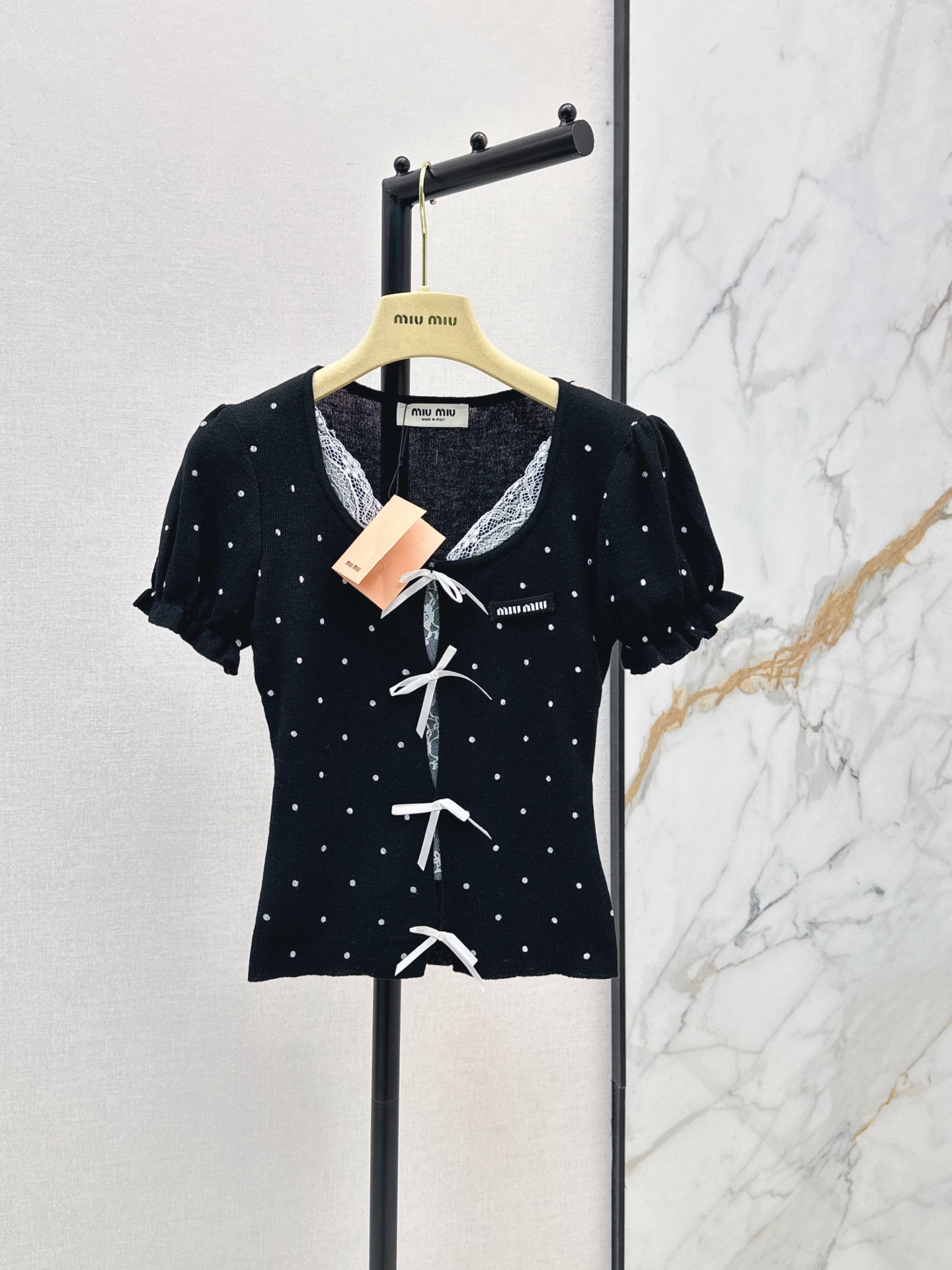 NO:923504,Miu 26Ss, the latest fake two-piece design for spring and summer, pure lust knitted top with polka dot design. The short version makes the upper body slimmer. Simple but not simple. The delicate texture and low-key color show the restrained sense of luxury. Two-color sml,,miumiu,19860909缪系减龄少女风 Miu 26Ss————春夏最新款假两件设计波点纯欲针织上衣 小短款版型上身巨显瘦 简约而不简单 细腻的质地与低调的色泽 彰显内敛的高级感 两色sml,,miumiu,,Women's clothing