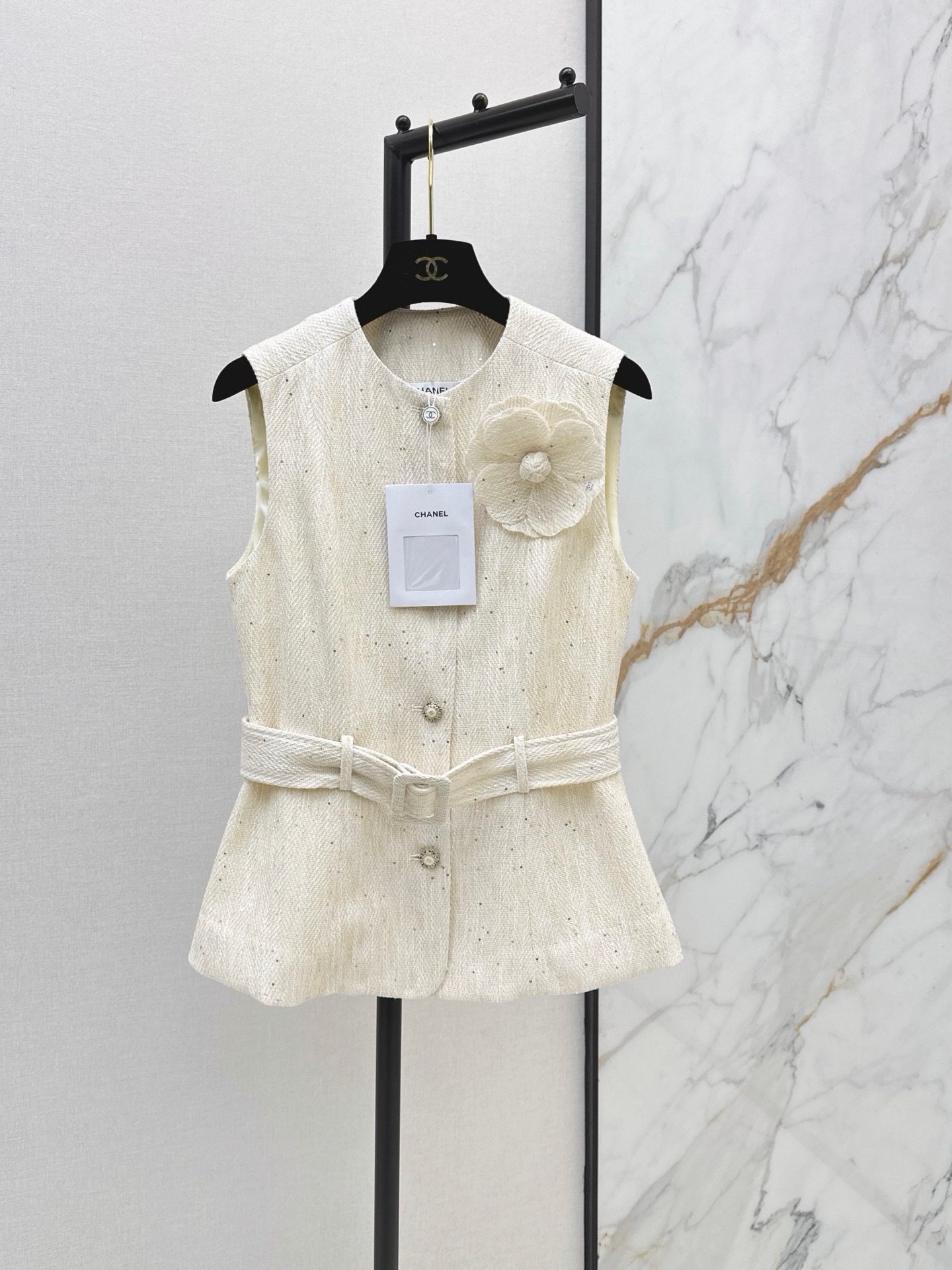 NO:923495,Elegant temperament C Home 26Ss————The latest three-dimensional flower-decorated sleeveless woven vest for spring and summer, elegant coco girl wear. Customized sequined woven fabric. It has a gentle and elegant temperament and is very versatile. It can be used for casual daily life or commuting to work. It is very atmospheric. It can also be worn as a small cardigan with a T-shirt or tube top. One color sml, chanel, tees, t-shirt,19860909优雅气质 C家 26Ss————春夏最新款立体花朵装饰无袖编织马甲优雅coco女孩穿搭 定制亮片编织面料 一整个温柔优雅的气质感 并且十分百搭 可休闲日常也可通勤上班 非常大气 里面搭配T恤或者抹胸也可以当小开衫穿哦 一色sml,,chanel,tees，t-shirt,,Women's clothing