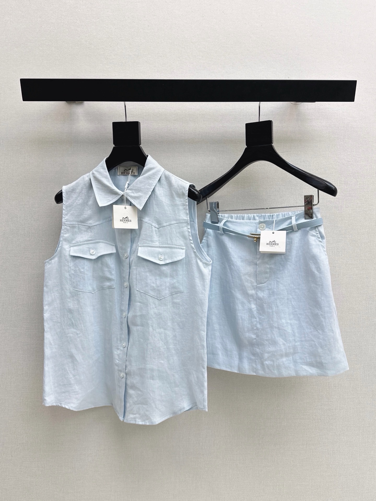 NO:923479,Her 26Ss - the latest old-money fashionable linen suit for spring and summer. Double-pocket lapel linen shirt + belt skirt. The combination is super good-looking. Vacation Feel Online. Casual and lazy. It has the attributes of old money without lacking a sense of style. The fabric is pure linen. Two-color sml tops, skirts, shirts,19860909Her 26Ss———春夏最新款老钱时髦亚麻套装 双口袋翻领亚麻衬衫+腰带半裙 一套搭配超级好看 度假Feel在线 休闲慵懒 自带老钱的属性 又不缺少造型感 面料是纯亚麻 两色sml 上衣,,skirts,shirts,,Women's clothing