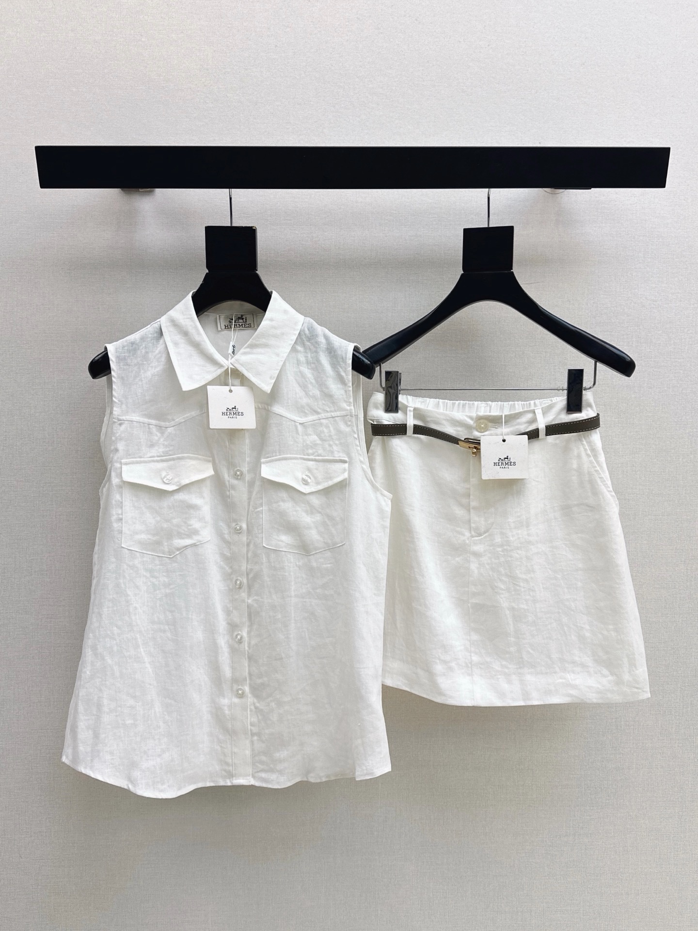 NO:923461,Her 26Ss - the latest old-money fashionable linen suit for spring and summer. Double-pocket lapel linen shirt + belt skirt. The combination is super good-looking. Vacation Feel Online. Casual and lazy. It has the attributes of old money without lacking a sense of style. The fabric is pure linen. Two-color sml tops, skirts, shirts,19860909Her 26Ss———春夏最新款老钱时髦亚麻套装 双口袋翻领亚麻衬衫+腰带半裙 一套搭配超级好看 度假Feel在线 休闲慵懒 自带老钱的属性 又不缺少造型感 面料是纯亚麻 两色sml 上衣,,skirts,shirts,,Women's clothing