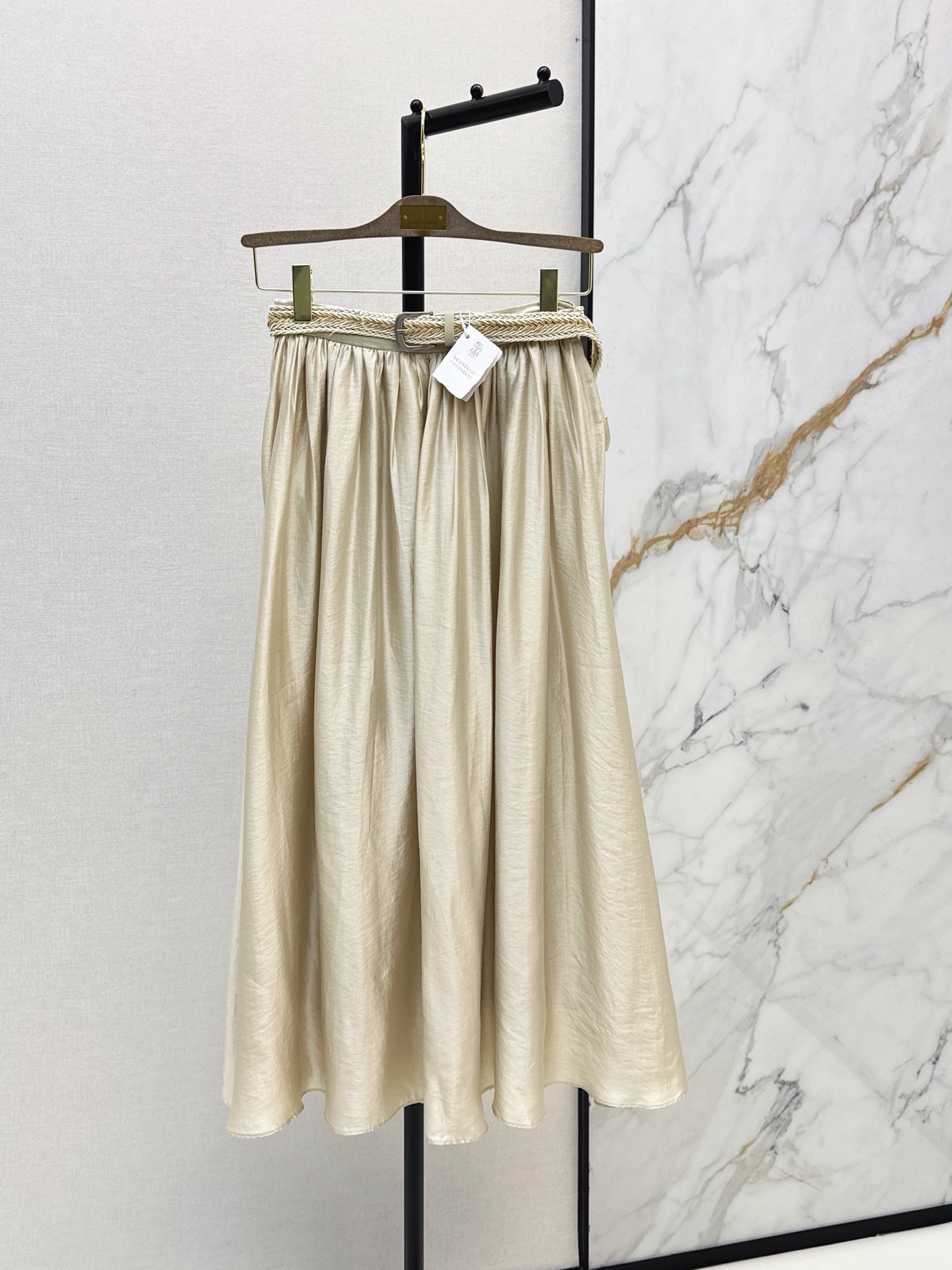 NO:923452,Bc 26Ss————The latest high-end old-money style super-beautiful skirt for spring and summer. A skirt that looks good no matter what it is paired with. The skirt is pleated and has a large hem. The pearlescent fabric has a good drape. It visually lengthens the proportion of the legs and makes you look taller. Delivered with a woven belt to decorate your daily needs on vacation. One color ready for sale sml,,skirts,19860909Bc 26Ss————春夏最新款高级老钱风穿搭超美半裙 不管搭配什么都好看的半裙 裙摆是压褶大裙摆剪裁 垂坠感很好的带珠光面料 在视觉上拉长双腿比例 特别显高 配送编织腰带装饰度假日常都需要 一色现货发售sml,,skirts,,Women's clothing