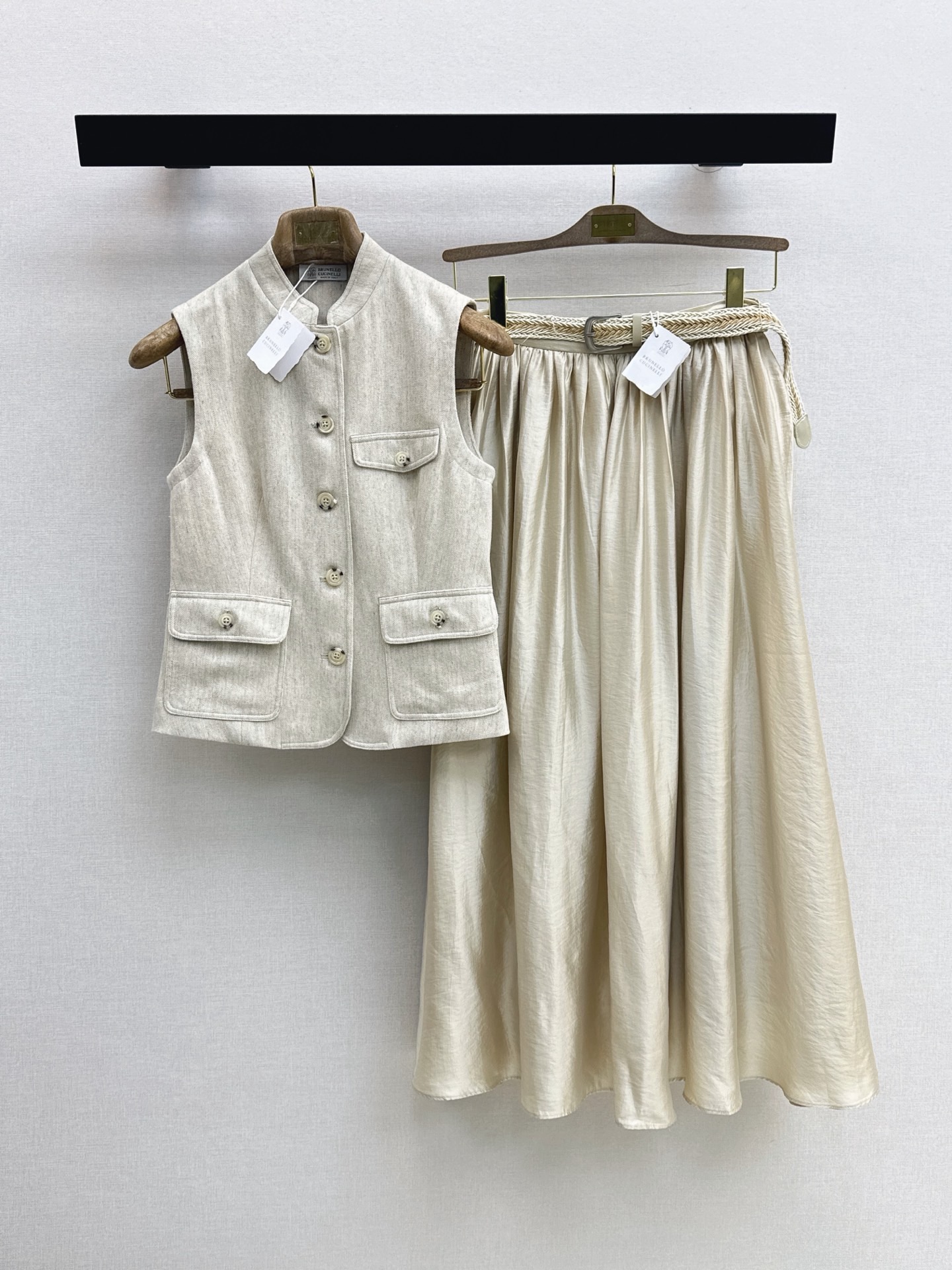 NO:923443,Bc 26Ss————The latest style of relaxed old-money style spring and summer style with stand-up collar vest and minimalist design vest top. The whole design is very simple but a lot of thought has been put into the tailoring. The upper body is amazing. The three-dimensional waist tailoring virtually makes you look taller. The custom-made herringbone linen fabric is very breathable. It is recommended to match with a series of skirts. One color ready for sale sml,,skirts,19860909Bc 26Ss————春夏最新款松弛老钱风穿搭立领马甲极简风设计马甲上衣 整个设计很简约却在剪裁上下心思了 上身却很惊艳 立体收腰剪裁 无形中在视觉感上显高起来 定制的人字纹亚麻面料 透气性很好 推荐搭配一系列半裙 一色现货发售sml,,skirts,,Women's clothing