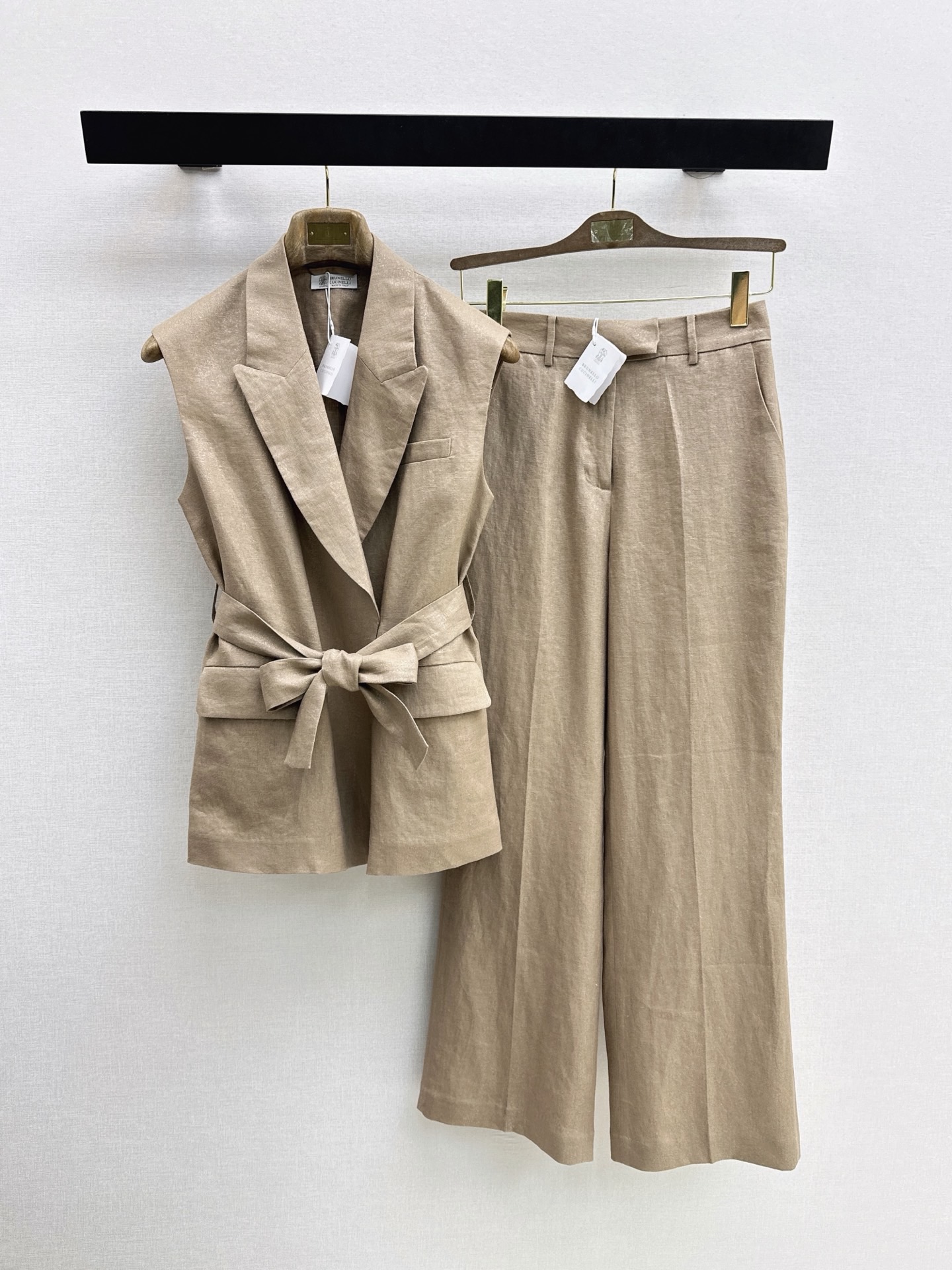 NO:923421,Exclusive first release of Bc 26Ss————The latest high-intelligence style in spring and summer. The belted waist suit vest is minimalist and luxurious. The buttonless placket highlights the simple taste. The waist tie highlights the waist curve, allowing femininity to be sublimated in toughness. It is easy to control in commuting wear. Casual matching to interpret different styles. Imported linen gold silk fabric. Recommended to match one color sml,, business suit,19860909独家首发 Bc 26Ss————春夏最新款高智感穿搭系带收腰西装马甲极简主义奢华不简 无扣开襟彰显简约品味 而腰部系带勒出腰身曲线 让柔美在硬朗中升华 通勤穿搭轻松驾驭 随性搭配演绎不同风格 进口亚麻金丝面料 推荐一套搭配 一色sml,,business suit,,Women's clothing