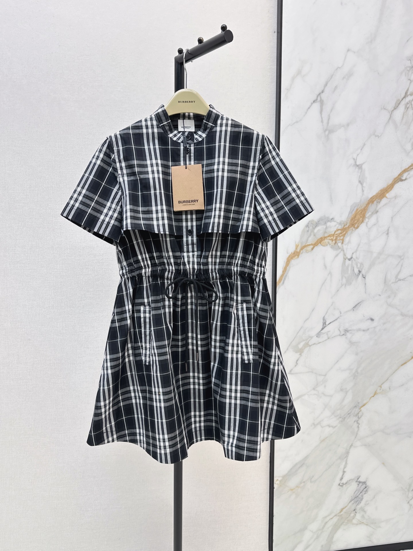NO:923434,Bur 26Ss————The latest retro plaid dress in spring and summer, super beautiful retro plaid. Cape-style fake two-piece drawstring waist method. The upper body is visually very tall. It is made of cotton fabric. It is drapey and stylish. It shows texture. Two-color sml, burberry, skirts,19860909Bur 26Ss————春夏最新款复古格纹连衣裙超好看复古格纹 斗篷式假两件抽绳收腰做法 上身视觉感上巨显高 采用棉布面料 垂坠有型 很显质感 两色sml,,burberry,skirts,,Women's clothing