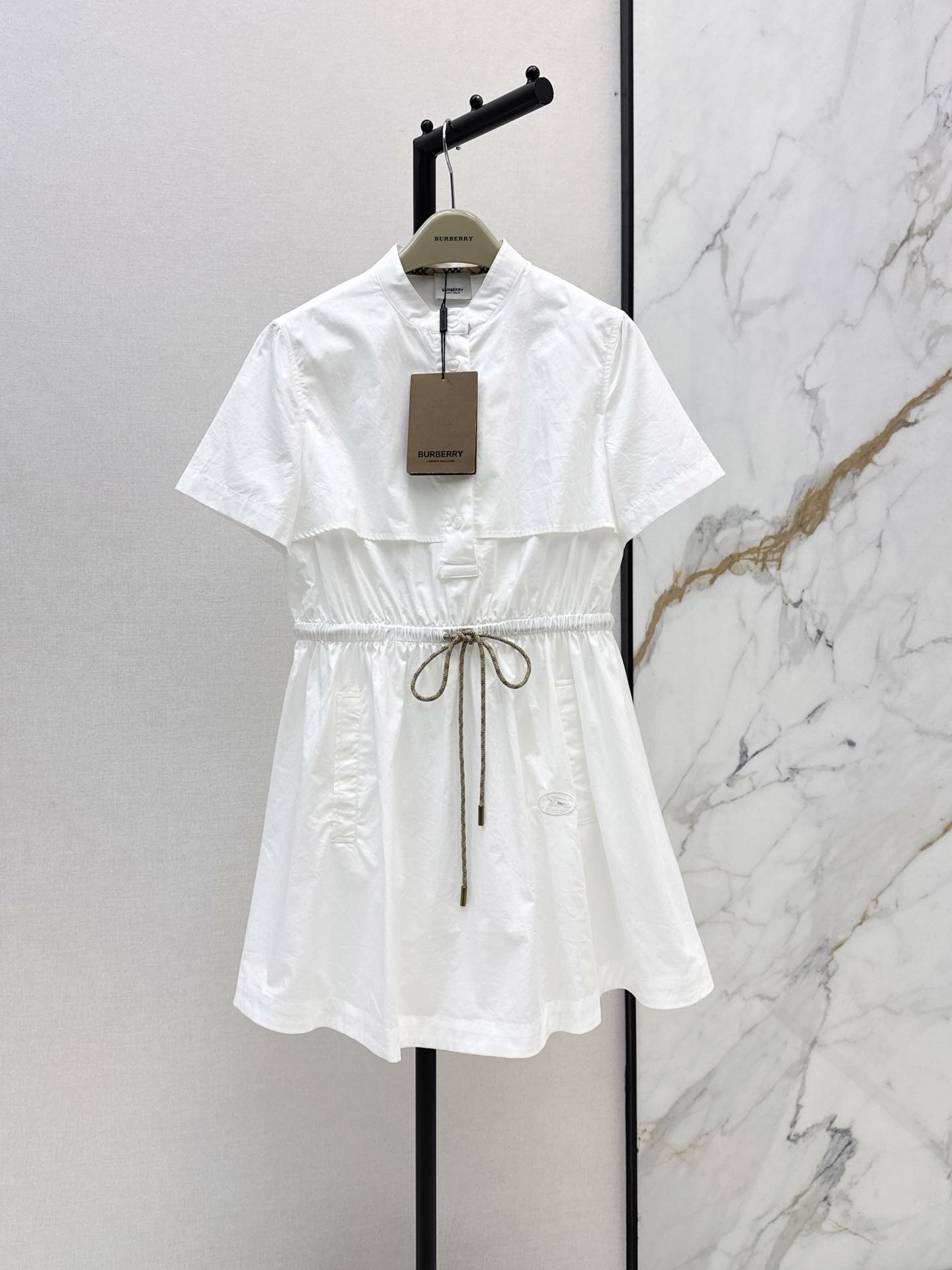 NO:923423,Casual and fashionable Bur 26Ss————The latest early autumn plaid rope design waist dress is very necessary for daily outings. The splicing method modifies the shoulder line. It has a sense of design and can cover the arm flesh. The elastic drawstring ties tighten the waist. It can easily slim down and hide the flesh. Gray color is always versatile. One color sml, burberry, skirts,19860909休闲又时髦 Bur 26Ss————早秋最新款格纹绳子设计收腰连衣裙日常出街太需要了 拼接裁片做法修饰肩线 有设计感又可以遮手臂肉 松紧抽绳系带收腰 轻松显瘦藏肉 灰常百搭 一色sml,,burberry,skirts,,Women's clothing