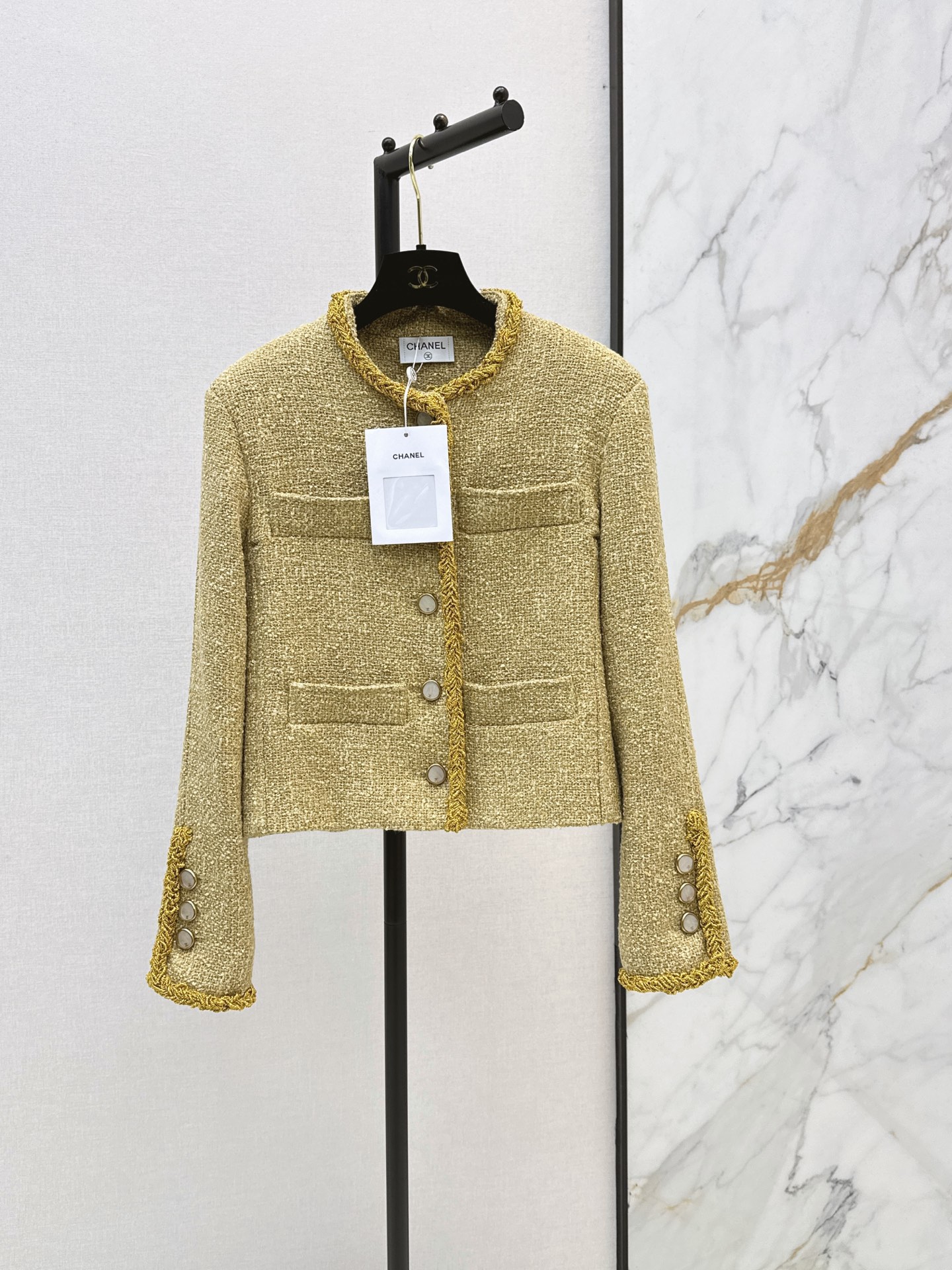 NO:923402,C home 26Ss - the latest temperament woven round-neck jacket in early autumn. The beautiful woven fabric developed by yb is super beautiful in real life. The three-dimensional texture is full of exquisiteness. The upper body has a noble temperament. The customized 3D three-dimensional tailoring version is slim and practical. It is also more beautiful. The French socialite style is elegant and high-end. A must-have for rich families. One color ready for sale sml,, chanel, jackets & coats,19860909C家 26Ss———早秋最新款气质编织圆领外套yb开发绝美编织面料实物超美 立体肌理感精致感满满 上身自带一种高贵气质 定制3D立体剪裁版型巨显瘦 实穿度高颜值也更高 法式名媛风优雅又高级 富家千金必备 一色现货发售sml,,chanel,jackets & coats,,Women's clothing