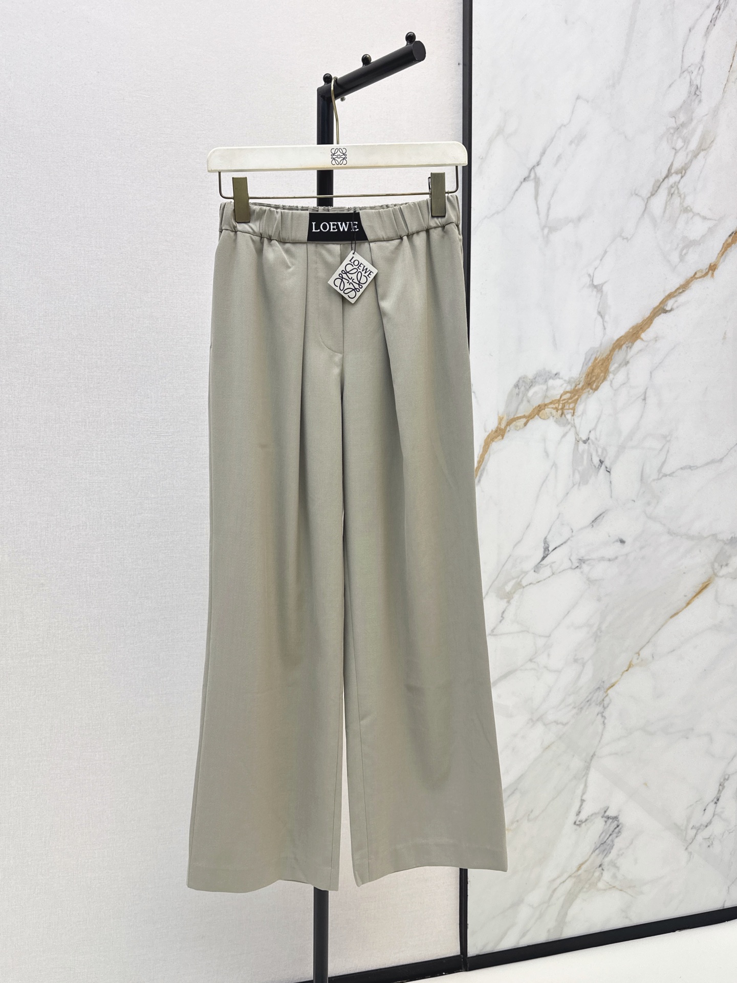 NO:924760,Loe 26Ss - the latest spring and summer elastic waist wide-leg trousers. The brand woven logo on the waistband is exquisite and recognizable. The semi-elastic design accommodates various waist sizes. No pressure to put on and take off. The drape fabric is smooth and anti-wrinkle. The loose trousers cleverly cover the hip width. It can be matched with a shirt for commuting. It is very textured when paired with a knitted sweater for daily use. It is easy to create a relaxed and smart outfit. Two-color smlxl,, loewe, shirts,19860909Loe 26Ss————春夏最新款松紧腰阔腿西裤 腰头品牌织标logo精致辨识度拉满 半松紧设计包容各种腰围 穿脱无压力 垂坠面料顺滑抗皱 宽松裤型巧妙遮掩胯宽 通勤搭配衬衫 日常配针织衫都很有质感 轻松打造松弛干练穿搭 两色smlxl,,loewe,shirts,,Women's clothing