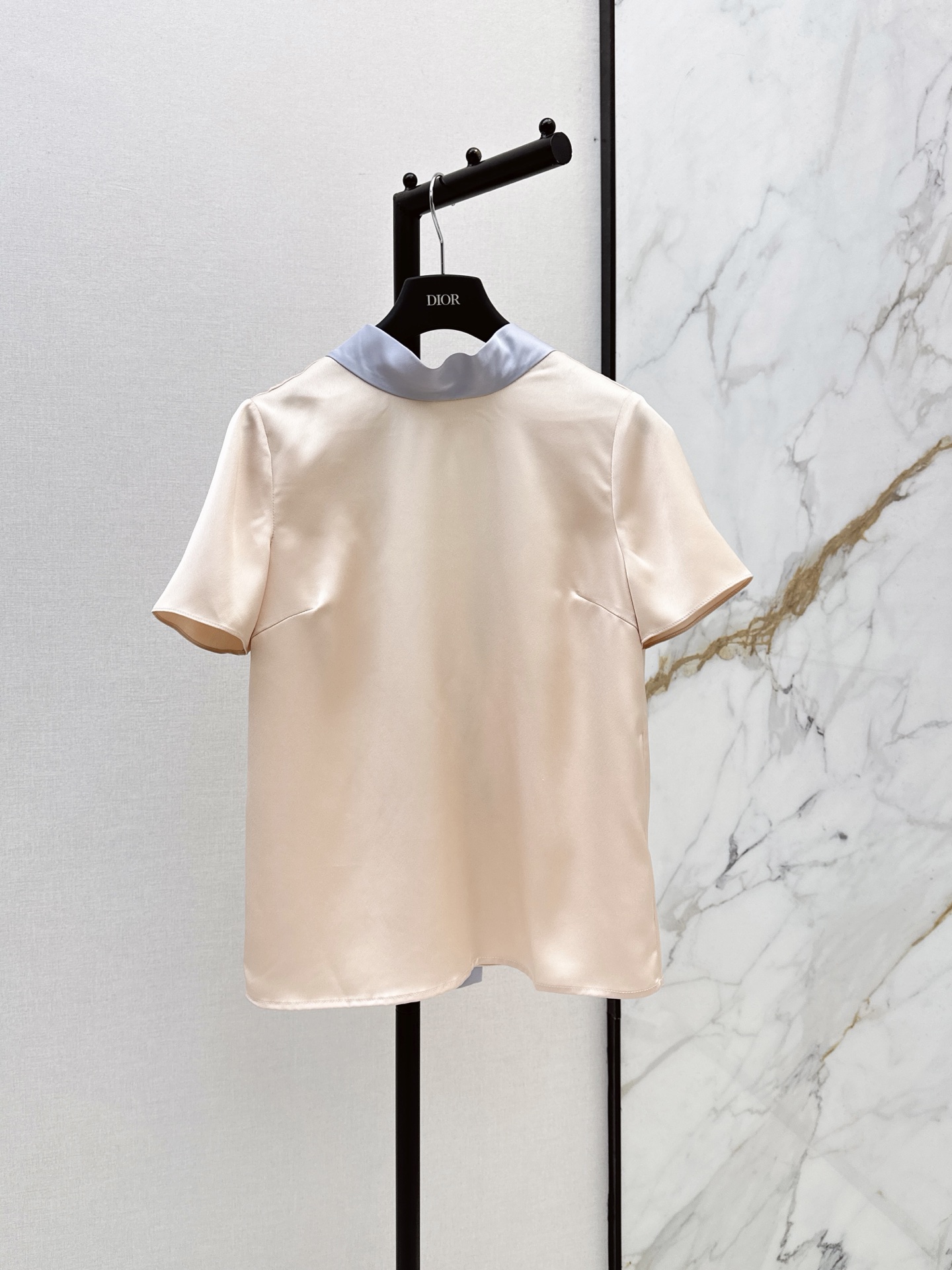 NO:924753,CD 26Ss————The latest spring and summer contrasting color lace-up short-sleeved top. The base color is matched with a fresh collar. The contrasting color design is full of atmosphere. The deep V neckline brings elegance. The bow tie in front is smart and chic. The elasticity can be adjusted freely. The smooth fabric has a soft luster. It is drapey and breathable. The loose version accommodates the body shape. It goes well with trousers and skirts. It shows gentleness and refinement on commuting and dating. One color smlxl, skirts, T-shirt,19860909CD 26Ss————春夏最新款撞色系带短袖上衣 底色搭配清新领边 撞色设计氛围感十足 深V领口自带优雅气质 身前系带蝴蝶结灵动别致 可自由调节松紧 顺滑面料自带柔和光泽 垂坠透气 宽松版型包容身形 搭配西裤半裙都很出彩 通勤约会尽显温婉精致 一色smlxl,,skirts,T-shirt,,Women's clothing
