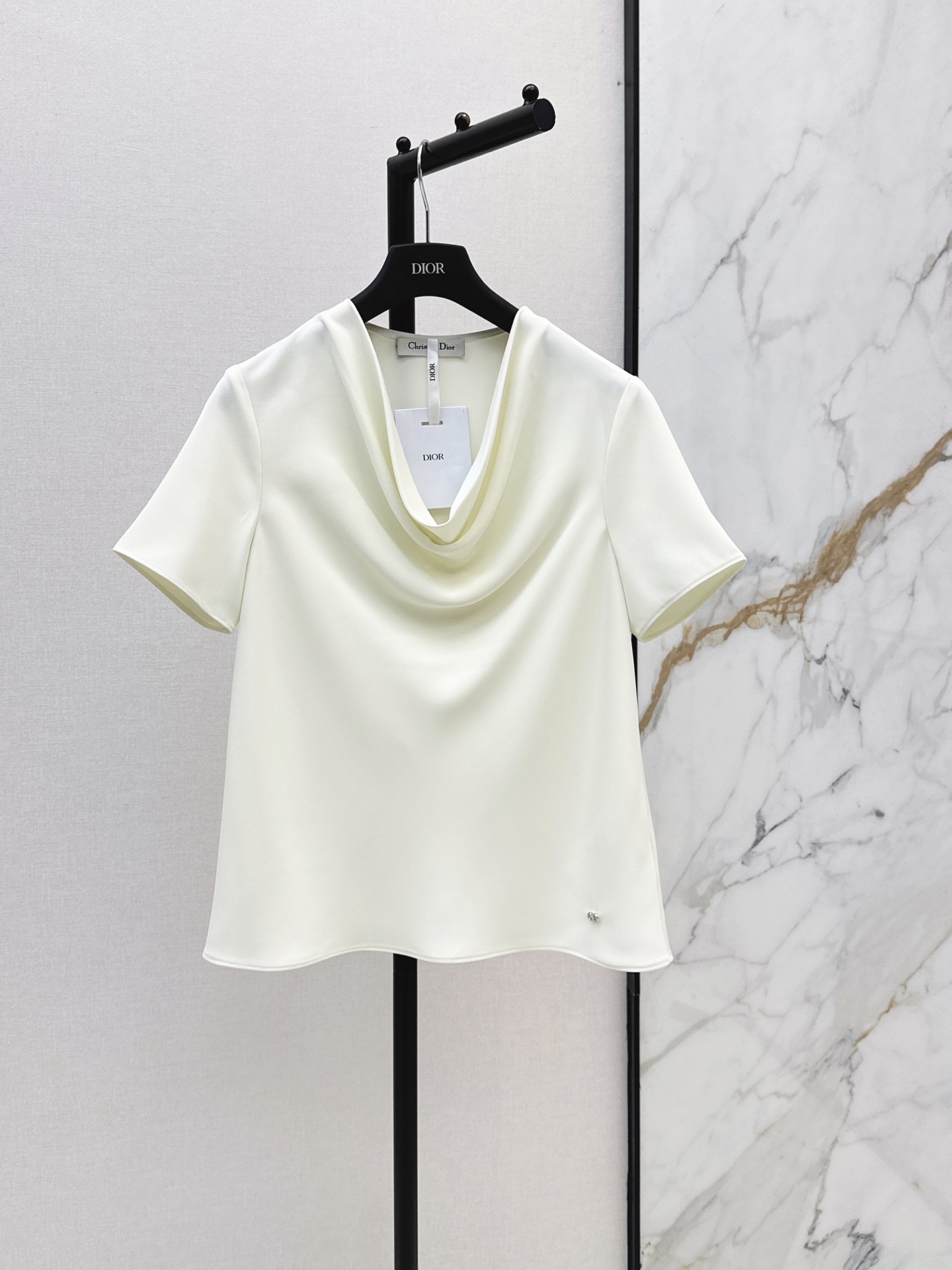 NO:924744,CD 26Ss————The latest spring and summer style pile collar short-sleeved top. Elegant drop collar. It softly modifies the neck line. Clean short sleeves are simple and elegant. The smooth fabric has a delicate and soft light. It has excellent drape and is not easy to wrinkle. The version is loose and does not pick up the body shape. The hem is exquisite and low-key with logo. The color is gentle and advanced. Suitable for suit pants and skirts. It can be worn for commuting and dating to create a gentle and refined atmosphere. One color smlxl,,skirts,T-shirt,business suit,19860909CD 26Ss————春夏最新款堆堆领短袖上衣 气质垂坠领优雅 柔和修饰脖颈线条 利落短袖简约大气 顺滑面料自带细腻柔光 垂感出众不易起皱 版型宽松不挑身形 下摆精致logo低调点缀 颜色温柔高级 适配西装裤 半裙 通勤约会都能穿出温婉精致的氛围感 一色smlxl,,skirts,T-shirt,business suit,,Women's clothing