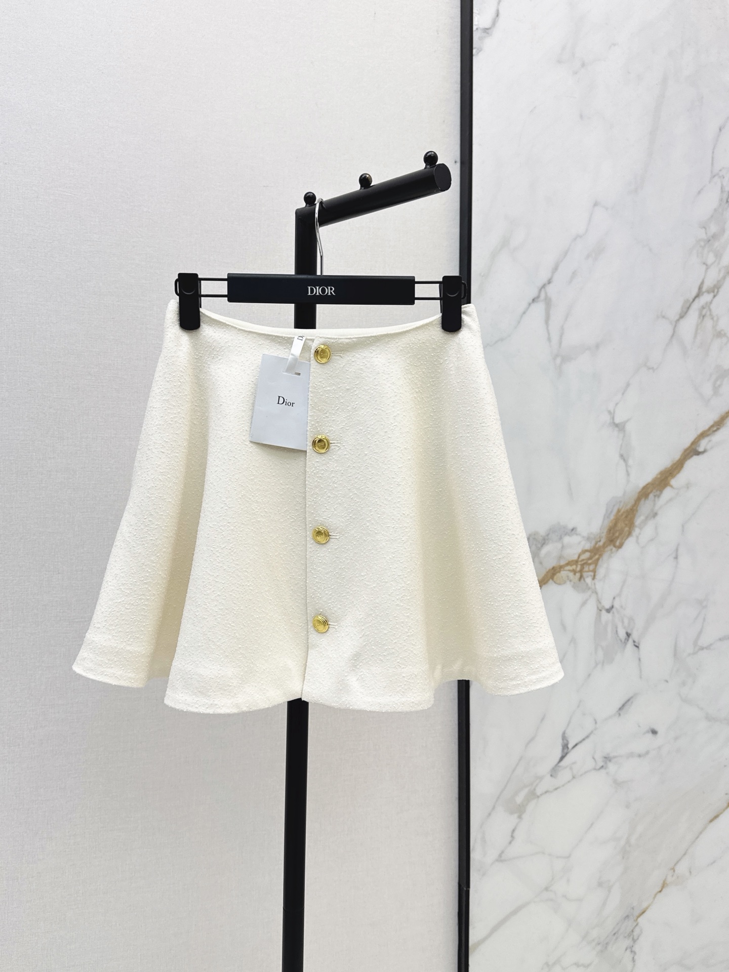 NO:924736,CD 26Ss————The latest high-waisted umbrella-shaped skirt for spring and summer, the front row is exquisite with retro golden round buttons. The textured tweed fabric is solid and textured. The high-waisted cut gathers the waist. The spread umbrella-shaped skirt modifies the crotch and thigh lines. It neatly shows the length of the legs. The version is clever and elegant. It is suitable for all kinds of knitted shirts. It can be worn for daily commuting with a delicate and gentle temperament. One color smlxl,,skirts,shirts,19860909CD 26Ss————春夏最新款高腰伞状半裙前排复古金色圆扣精致大气 肌理粗花呢面料扎实有质感 高腰剪裁收拢腰身 散开的伞状裙摆修饰胯部与大腿线条 利落显腿长 版型乖巧优雅 适配各类针织 衬衫 通勤日常都能穿出精致温柔的气质 一色smlxl,,skirts,shirts,,Women's clothing