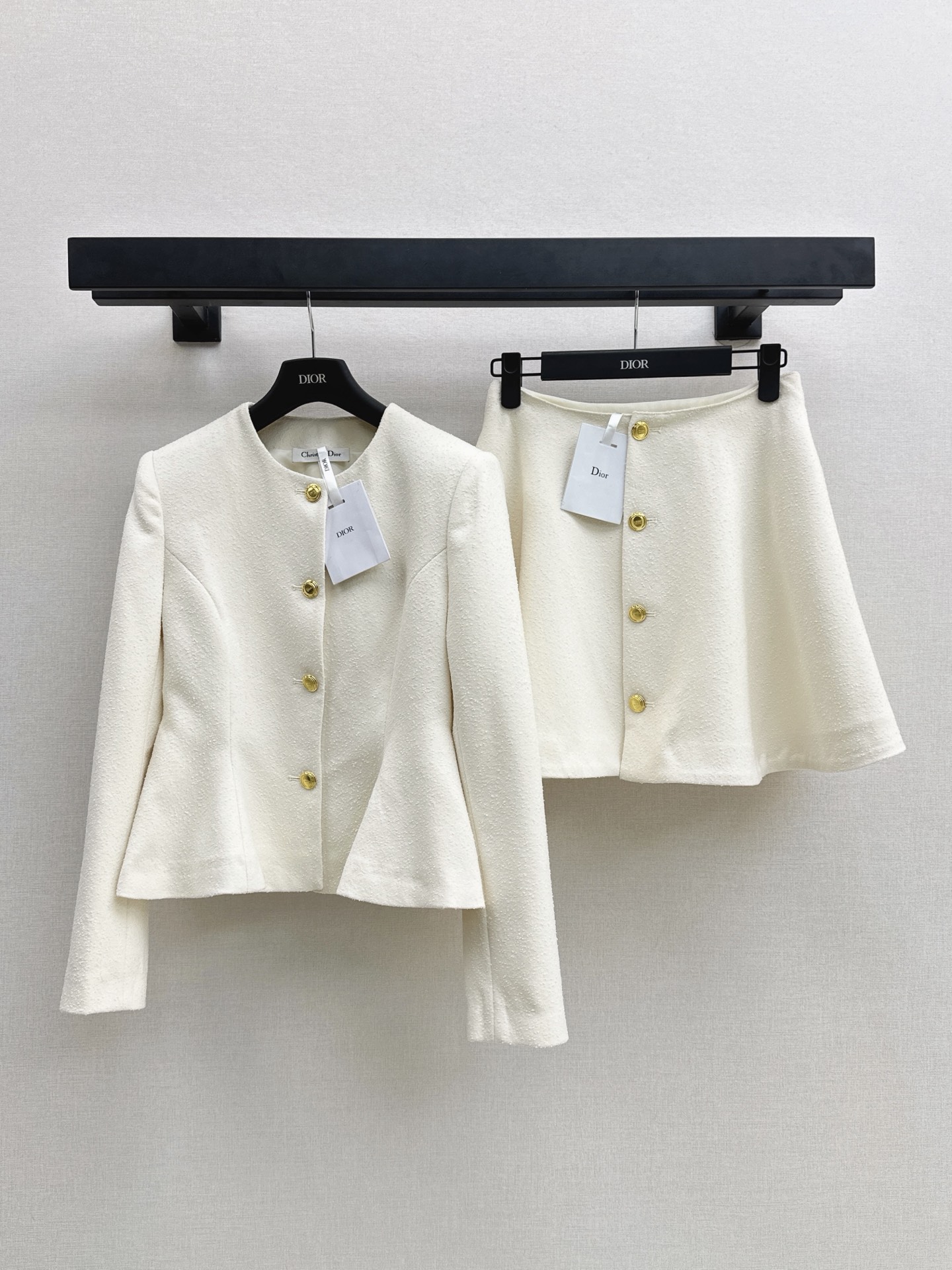 NO:924731,CD 26Ss————The latest three-dimensional waisted short jacket for spring and summer. The texture of tweed fabric is high-end. The neat round neck is simple and elegant. The retro round metal button is exquisite and eye-catching. The waist is fishtail cut and cleverly tightens the waistline. The short version elongates the lower body line. Versatile suit pants and skirts. Daily commuting and dating wear all show elegant and capable temperament. One color smlxl,,skirts,jackets & coats,business suit,19860909CD 26Ss————春夏最新款立体收腰短款外套 肌理感粗花呢面料质感高级 利落圆领简约大方 复古圆形金属排扣精致吸睛 腰部收腰鱼尾剪裁巧妙收紧腰线 短款版型拉长下半身线条 百搭西装裤 半身裙 日常通勤 约会穿搭都尽显优雅干练的气质 一色smlxl,,skirts,jackets & coats,business suit,,Women's clothing