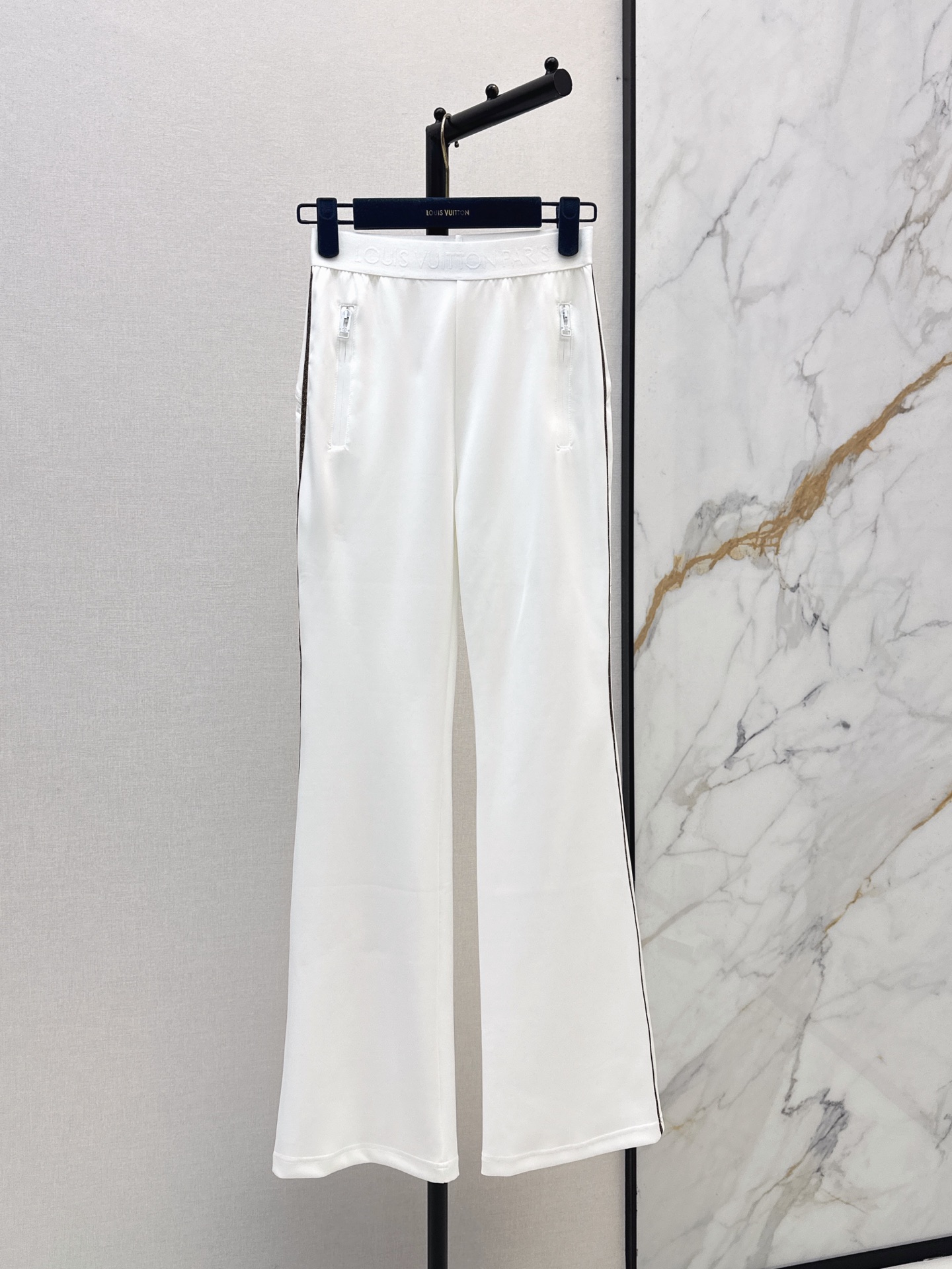 NO:924726,L’s 26Ss————The latest style of bootcut trousers for early autumn. Fashionable and easy to wear. Versatile style. Advanced customization. Comfortable fabric. Casual and easy. Good texture. Versatile item. Two colors sml,,louis vuitton,19860909L家 26Ss————早秋最新款微喇长裤 时髦好穿度爆棚 风格百搭 高级定制 舒适的面料 随性洒脱 质感也敲好 百搭单品 两色sml,,louis vuitton,,Women's clothing