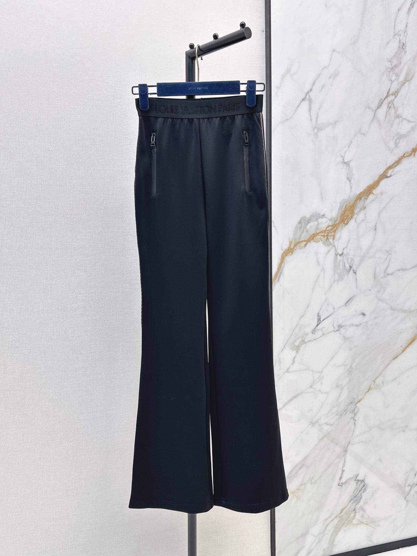 NO:924786,L's 26Ss————The latest boot-cut trousers for early autumn. Fashionable and easy to wear. Versatile style. Advanced customization. Comfortable fabric. Casual and easy. Good texture. Versatile item. Two colors. sml l,,louis vuitton,19860909L家 26Ss————早秋最新款微喇长裤 时髦好穿度爆棚 风格百搭 高级定制 舒适的面料 随性洒脱 质感也敲好 百搭单品 两色sml l,,louis vuitton,,Women's clothing