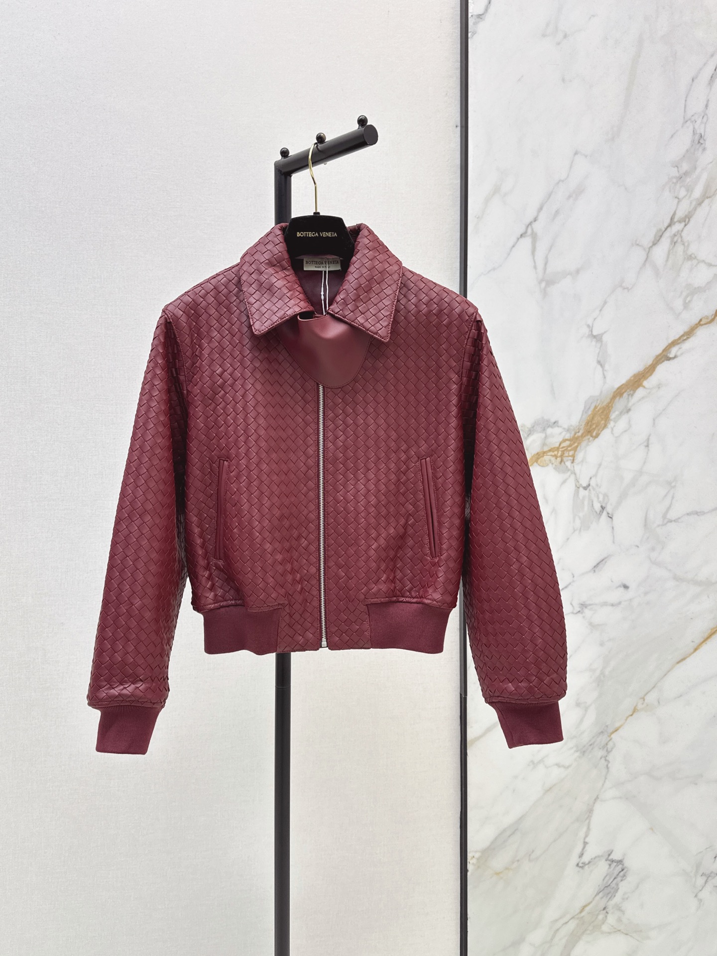 NO:924779,Stylish and exquisite outfit Bv 26Ss————The latest heavy-weaving technology for autumn and winter, retro modern silhouette baseball jacket, 100% imported lambskin weaving technology. The leather is fleshy, oily, soft and delicate. I love the retro American college style classic design. It has an A and casual lazy style. The temperament is fashionable and high-end. The perfect fit and upper body are A and sassy. Strong reserve style. Two-color sml,,bottega veneta,jackets &  coats,jackets & coats,sheepskin,19860909时髦精穿搭 Bv 26Ss————秋冬最新款重工编织工艺复古摩登廓形棒球夹克外套百分百进口小羊皮编织工艺 皮质肉感油润柔软又细腻 复古美式学院风经典设计超级大爱 又A又飒随性的慵懒风 气质时髦又高级 完美版型上身又A又飒 强烈自留款 两色sml,,bottega veneta,jackets & coats,jackets & coats,sheepskin,,Women's clothing