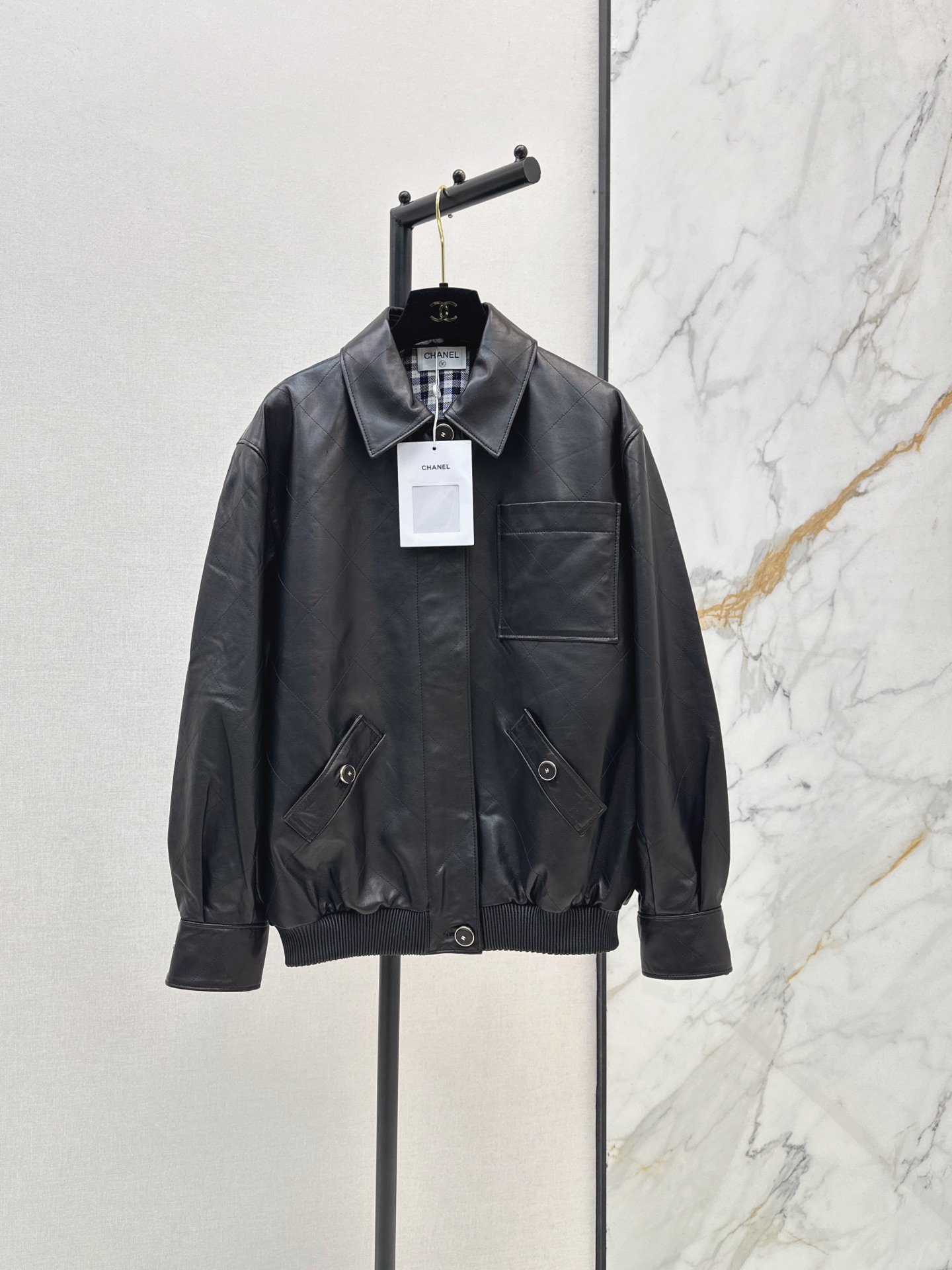 NO:924772,The same style as Wang Yibo's, C's 26Ss - the latest large diamond sheepskin jacket in early autumn, a must-have item this season. Imported lambskin fabric, oily and waxy leather, feels great. The contrasting plaid wool lining design is low-key and thoughtful. The aristocratic temperament is versatile, fashionable and high-end. The classic version is super correct. Two-color sml,,chanel,jackets & coats,jackets & coats,sheepskin,19860909王一博同款 C家 26Ss————早秋最新款大菱格羊皮夹克外套本季必入不可错过的单品 进口小羊皮面料 油蜡皮润细腻皮质手感超赞 撞色格纹羊毛内衬设计低调小心思 贵族气质百搭时髦又高级 经典版型超正 两色sml,,chanel,jackets & coats,jackets & coats,sheepskin,,Women's clothing