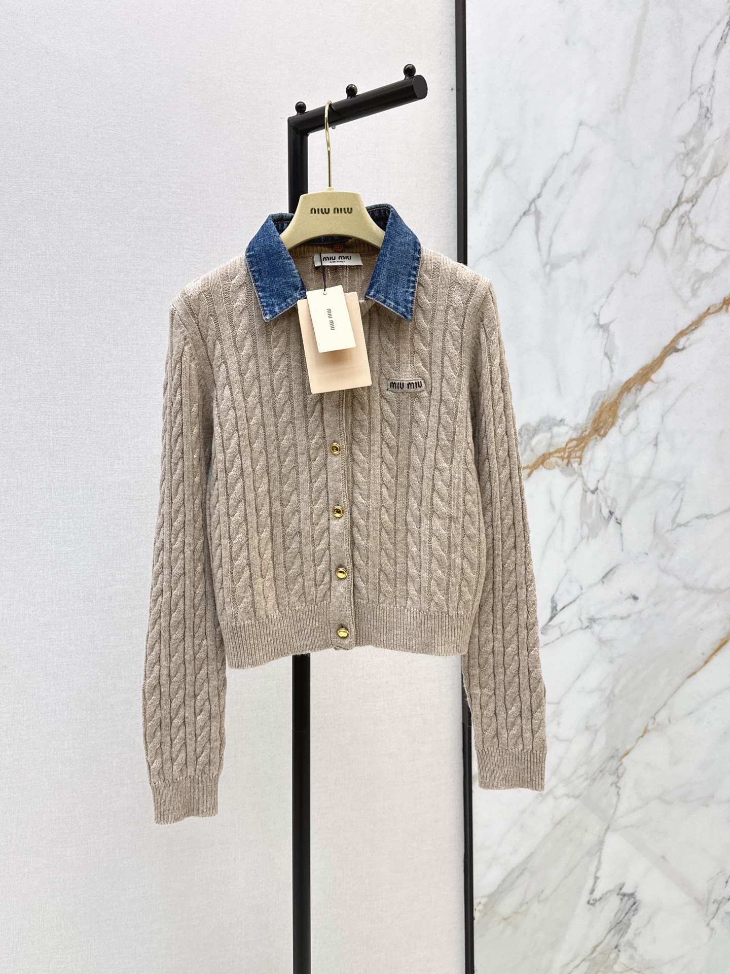 NO:924765,Miu 26Ss————The latest fake two-piece design twist long-sleeved cardigan in early autumn, light oatmeal color + three-dimensional twist texture, full of retro college style. The denim lapel splicing is super layered. The details of the brand embroidery on the chest are exquisite. It is easy to create a retro girl or commuter style. One color sml,,miumiu,19860909Miu 26Ss————早秋最新款假两件设计麻花长袖开衫浅燕麦色+立体麻花纹理复古学院风满满 牛仔翻领拼接超有层次感 胸前品牌刺绣细节精致 轻松打造复古少女or通勤风 一色sml,,miumiu,,Women's clothing