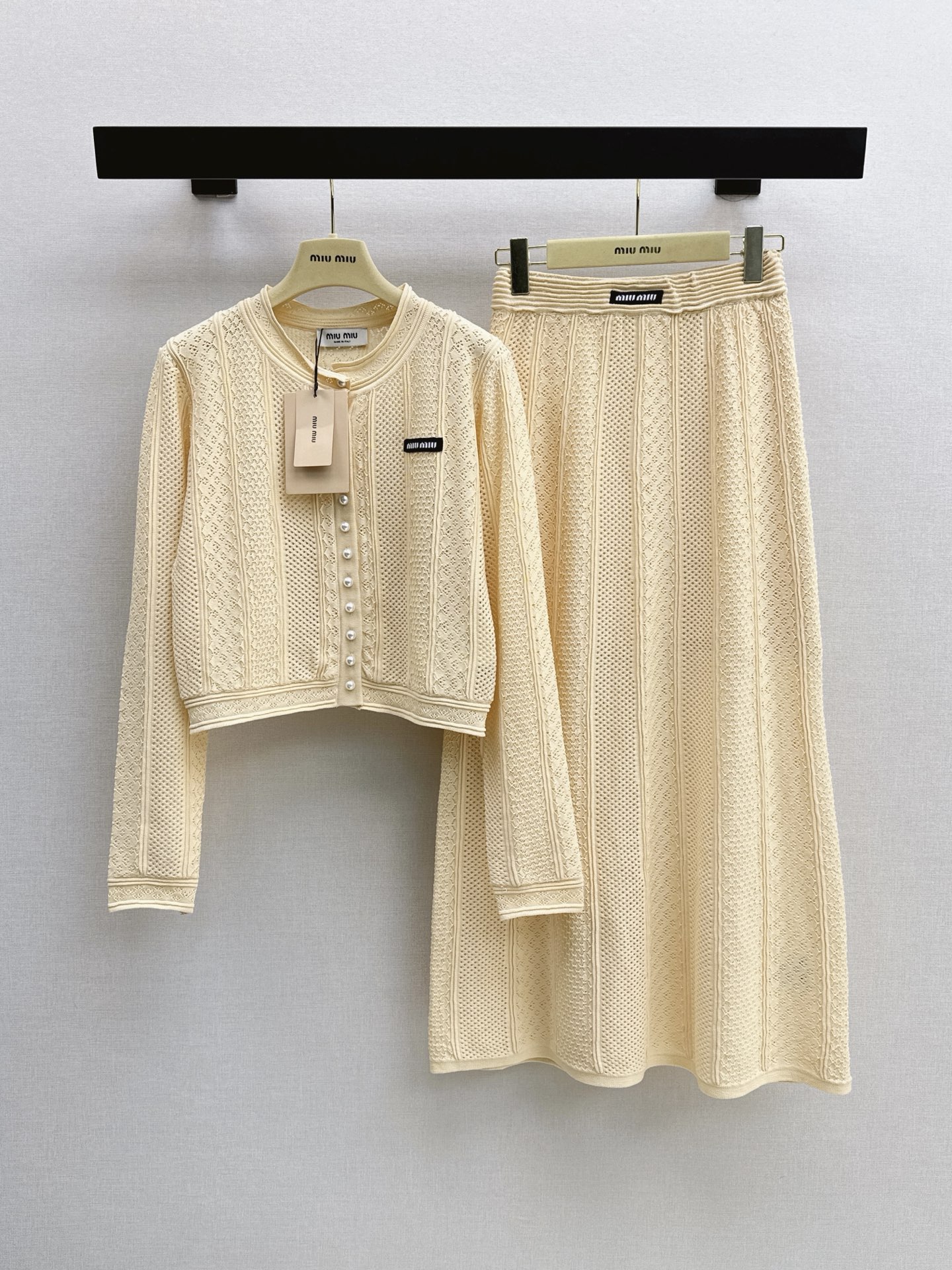 NO:924750,Exclusive model Miu 26Ss——Early autumn’s latest age-reducing knitted suit, age-reducing round-neck cardigan + elastic waist long skirt, daily casual essentials, a complete set without worrying about matching when going out, a must-have for lazy people, a set of upper body is super good-looking, elongates the proportion of the body, makes the body appear taller, hides the effect of paper man, one color sml,,miumiu,skirts,19860909独家款 Miu 26Ss————早秋最新款减龄针织套装减龄圆领开衫+松紧腰长款半裙 日常休闲必备 一整套出街无需烦恼搭配 懒人必备 一套上身超好看 拉长身材比例 巨显高 藏肉纸片人效果 一色sml,,miumiu,skirts,,Women's clothing