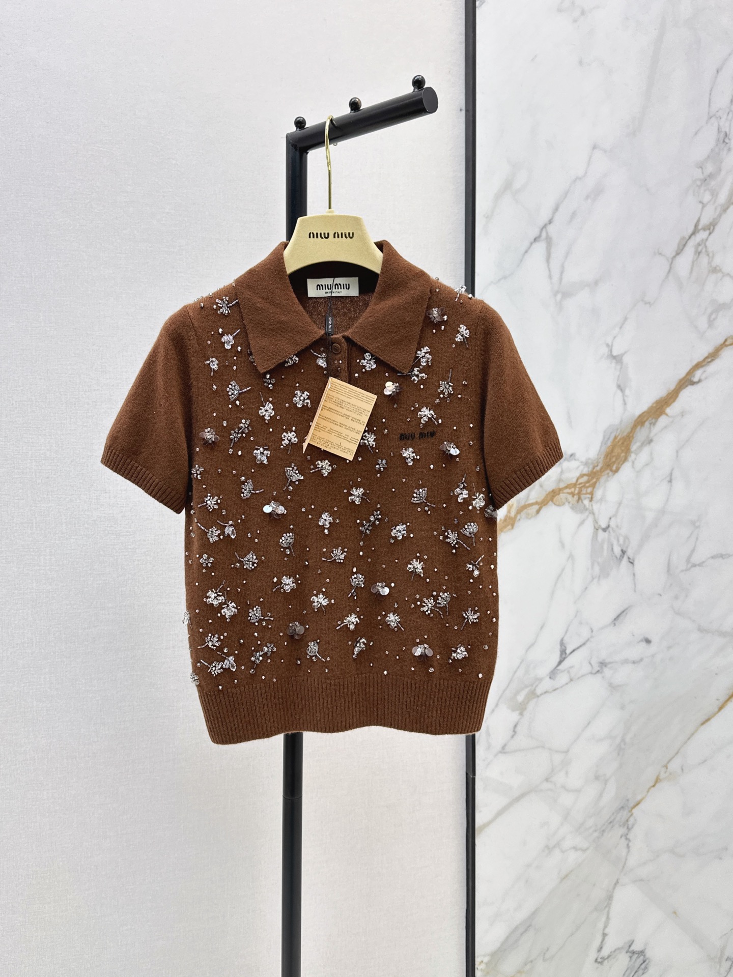 NO:924742,Miu 26Ss, the latest model for spring and summer with heavy studs and rhinestones. Daily wear for Korean heroines. It has a fashionable feel and a bit of a formal atmosphere. It can be said to be both commuting and daily life. It is visually more sophisticated. Two colors sml,,miumiu,19860909减龄缪系穿搭 Miu 26Ss————春夏最新款重磅钉钻polo针织衫 韩系女主的日常穿搭 有时髦感也有一点正式的氛围感 可以说是通勤和日常兼具 视觉感上更显高 两色sml,,miumiu,,Women's clothing