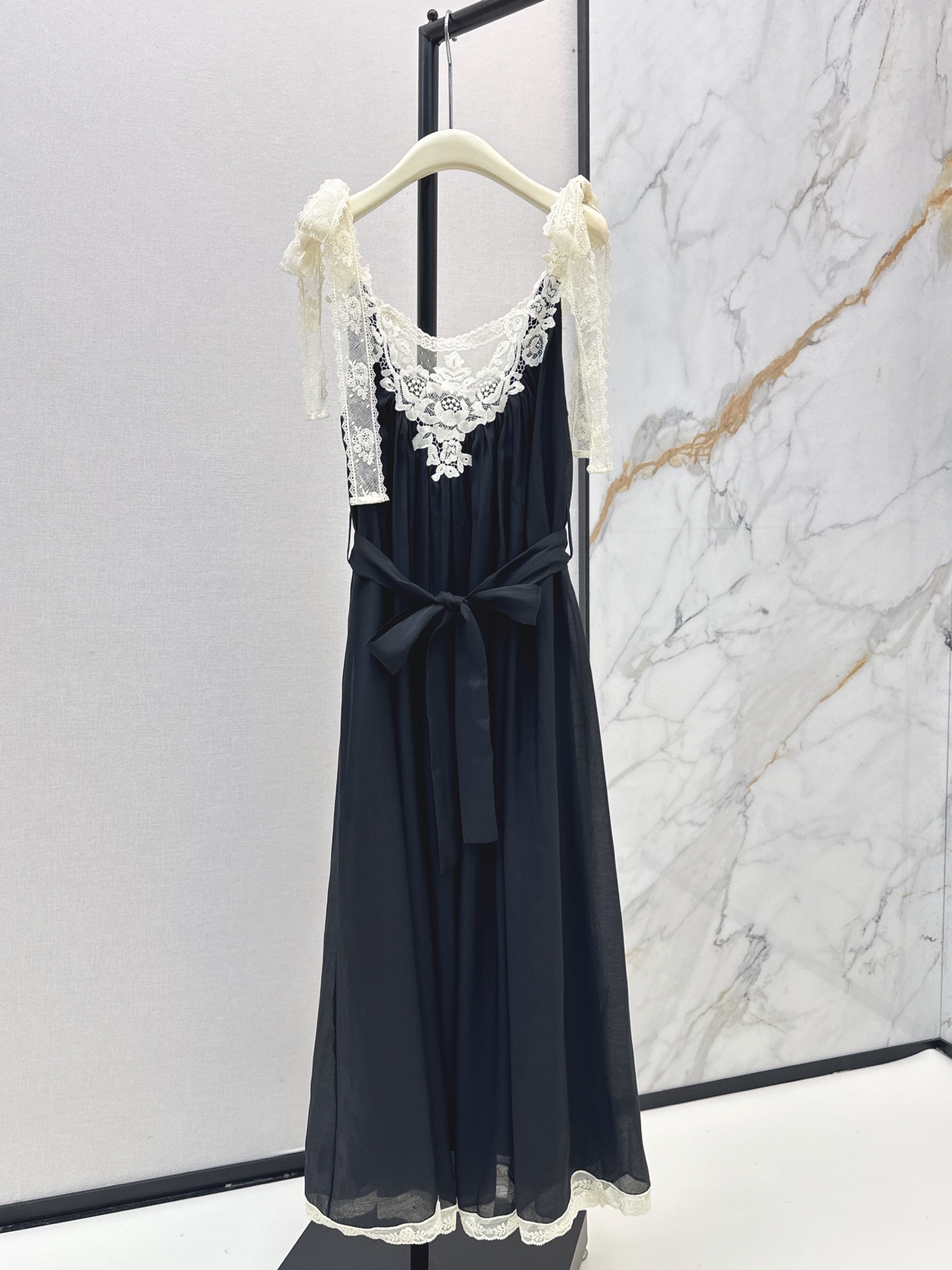 NO:924729,Yang Chaoyue's same style zim 26Ss - the latest super beautiful holiday lace splicing dress for spring and summer. Customized lace. Long ribbon design on the shoulders. Can be tied with a bow. Elegant and stylish. Tencel fabric. Very light and elegant texture. Comes with a belt. Can be worn with a belt to create a sense of body proportions. One color sml,,skirts,19860909杨超越同款 zim 26Ss————春夏最新款超美的度假蕾丝拼接连衣裙 重工定制的蕾丝花边 肩上长飘带设计 可以系带蝴蝶结 飘逸有型 天丝面料 非常轻薄飘逸质感 搭配了腰带 可以系腰带穿分割出身材比例感 一色sml,,skirts,,Women's clothing