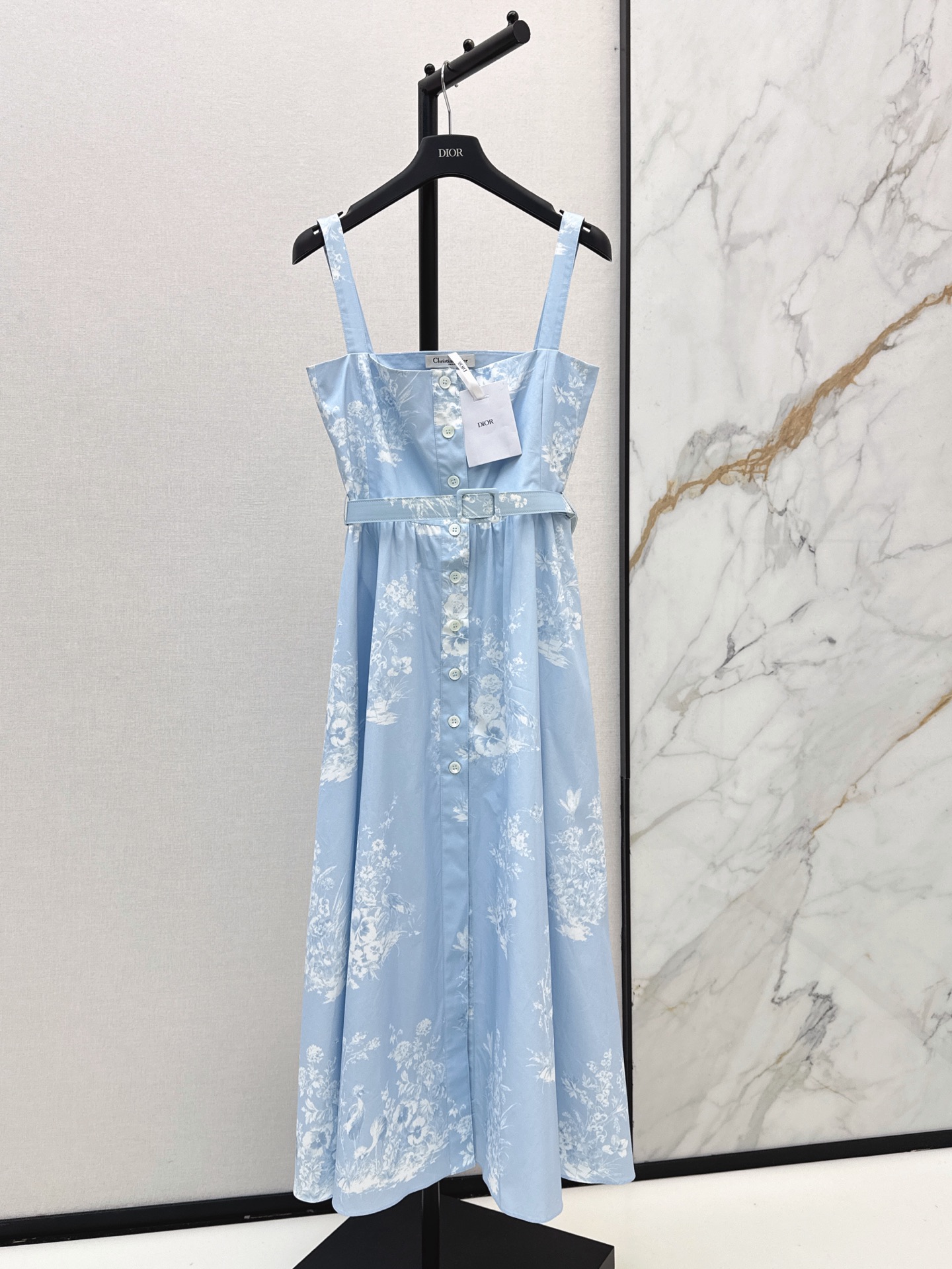 NO:924724,CD 26SS————The latest spring and summer Riviera series blue printed suspender dress. The background color is matched with white floral print. It is fresh and elegant and has a holiday atmosphere. The square neck suspender, single-breasted waist and A-cut skirt has a romantic and casual design. It has an elegant and charming temperament. It has a full vacation atmosphere. It is super photogenic. One color sml,,skirts,19860909CD 26SS———春夏最新款Riviera系列蓝色印花吊带连衣裙 底色配白色花卉印花 清新优雅超有度假氛围感 方领吊带单排扣收腰A裁裙摆版型设计浪漫随性 气质优雅迷人 度假氛围感拉满 拍照超级出片 一色sml,,skirts,,Women's clothing