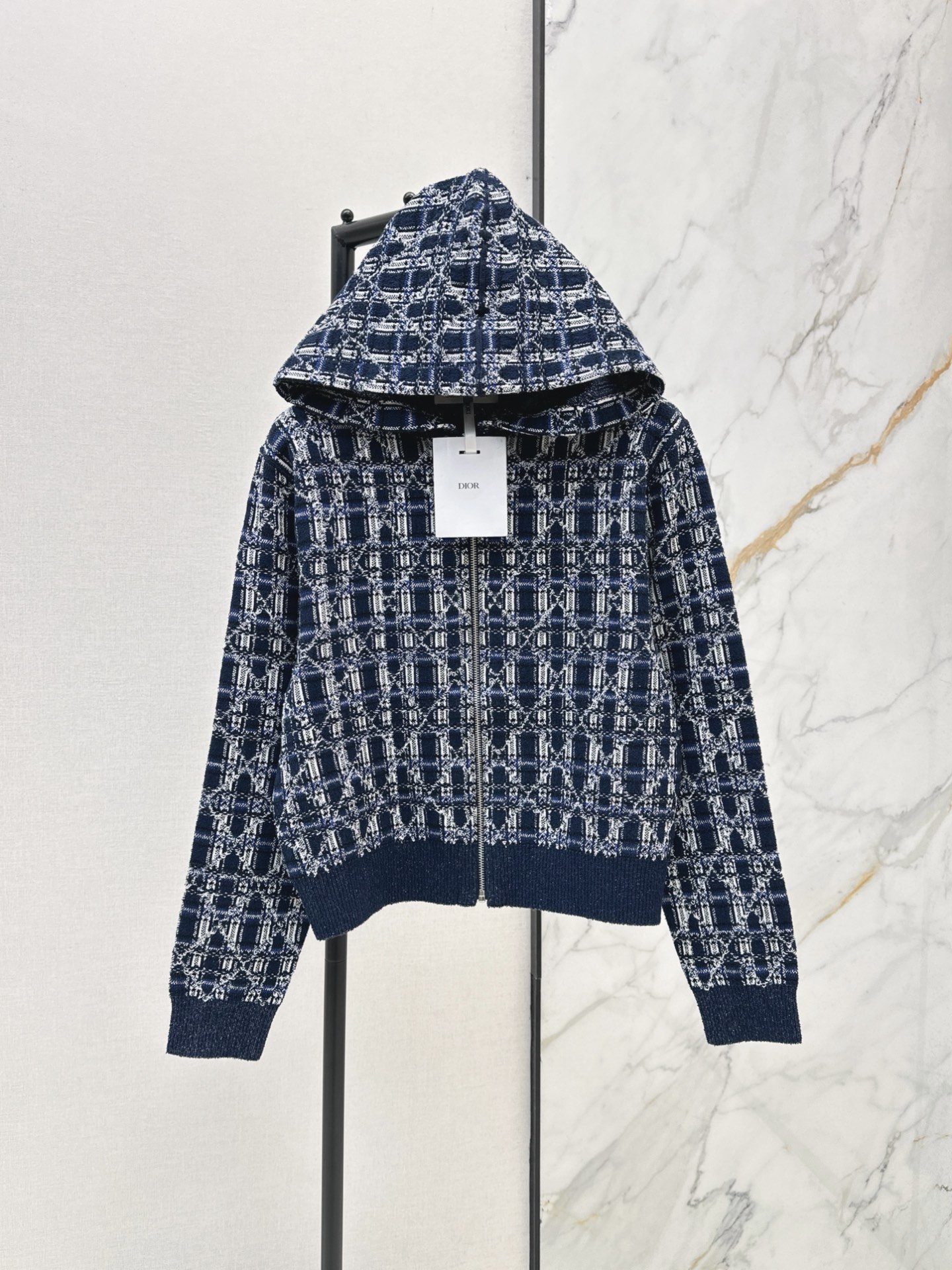 NO:924723,CD 26Ss————Early autumn’s latest classic cannage pattern knitted hooded jacket with three-dimensional double-woven presbyopic craft. Original custom-made imported yarn. Age-reducing temperament. Classic version is versatile and not picky. High-end navy blue tone, French elegance. Imported Swiss machine double-woven knitted yarn. The upper body looks thin and tall. One color sml,,jackets & coats,hats,19860909CD 26Ss————早秋最新款经典藤格纹提织针织连帽外套立体双织老花工艺 原版定制进口纱线 减龄气质经典版型百搭不挑人 高级藏青色调法式优雅气质 进口瑞士机双织工艺针织纱线 上身显瘦又高挑 一色sml,,jackets & coats,hats,,Women's clothing