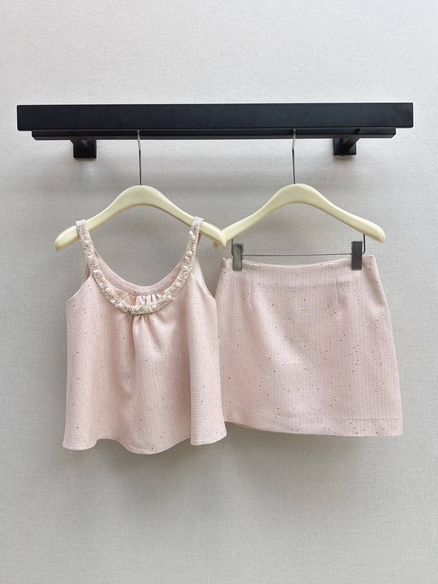 NO:924712,Fashionable design 26Ss————The latest gentle Korean-style daughter-in-law peach pink braided suit for spring and summer. Small top with spaghetti straps + A-line skirt. Handmade pearl lace at the neckline is exquisite and soft. The short skirt is long and elongates the legs. The upper and lower sets match the upper body and are full of sweet girlish style. The light pink pearlescent fine shiny woolen fabric has its own delicate shimmer. It is gentle and reduces age. One set, one color sml,,skirts,19860909时髦设计 26Ss————春夏最新款温柔韩系千金风蜜桃粉编织套装 细肩带小上衣+A字半裙 领口手工珍珠蕾丝花边精致柔和 短款裙长拉长腿部比例 上下成套搭配上身甜美少女风十足 浅粉色珠光细闪粗纺面料自带细腻微光 温柔又减龄 一套出 一色sml,,skirts,,Women's clothing