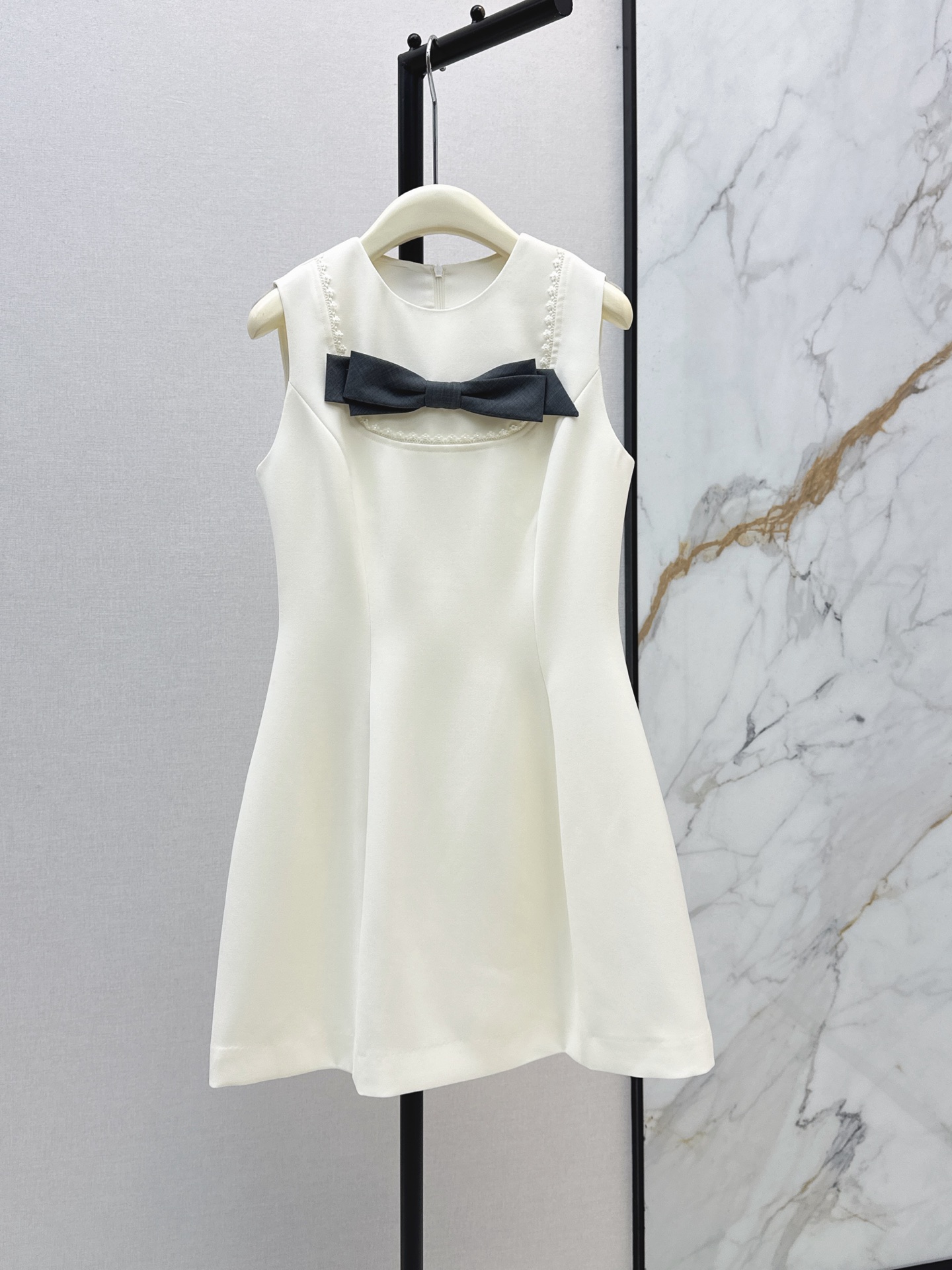 NO:924706,Fashionable design 26Ss————The latest spring and summer Korean-style dress with gray bow sleeveless short dress. The neckline is surrounded by a thin edge of water-soluble flowers, which is delicate and soft, adding a light and luxurious girlish feel. The sleeveless round-neck tank top dress has a high waistline and a three-dimensional waist cut to neatly divide the body proportions. The hem is naturally spread.19860909时髦设计 26Ss————春夏最新款韩系千金风灰色蝴蝶结无袖短款连衣裙 领口一圈水溶花细边环绕精致柔和 增添轻奢少女感 无袖圆领背心裙高腰线立体收腰剪裁利落分割身材比例 下摆自然散开A字伞裙垂感挺括 短款裙长拉长腿部线条 对小个子也很友好 一色sml,,skirts,,Women's clothing