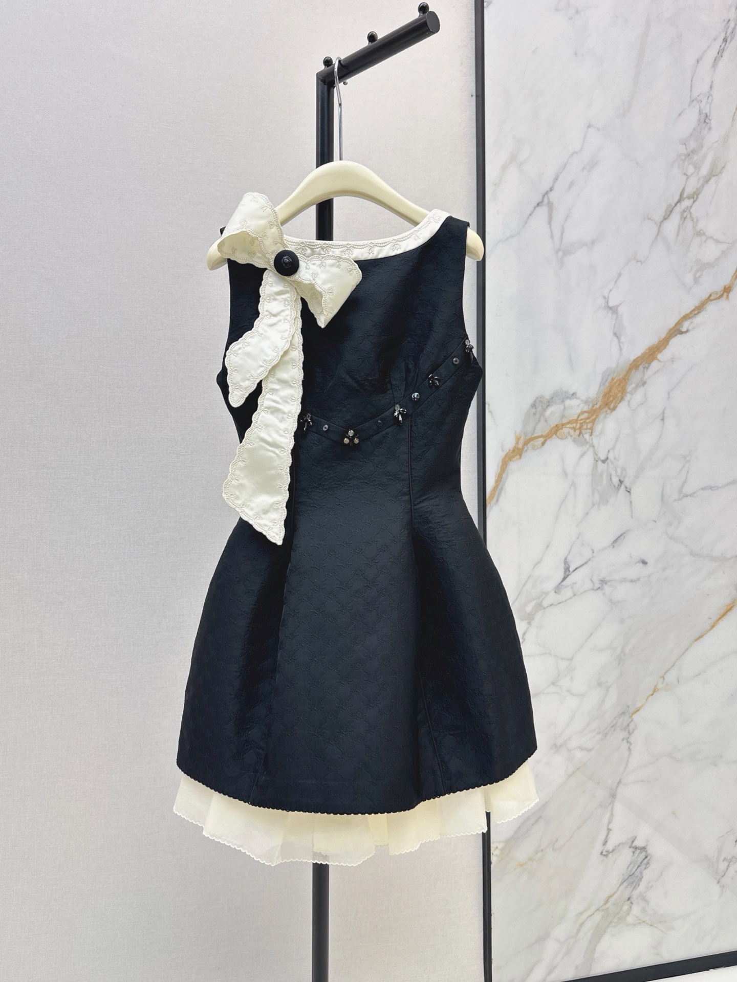 NO:924700,Fashionable design 26Ss————The latest spring and summer French style, contrasting color streamer fluffy short dress. Black dark pattern jacquard fabric with delicate three-dimensional texture and stiff fabric. One-line round neck with white hollow embroidery lace binding. Extra large white embroidered bow streamer with a black retro round button embellishment. The embroidery lace is delicate and soft. The contrast between black and white is highly recognizable. It is gentle, elegant and full of sophistication. One color sml,,skirts,19860909时髦设计 26Ss————春夏最新款法式千金风撞色飘带蓬蓬短款连衣裙 黑色暗纹提花面料自带细腻立体纹路面料挺括 一字圆领搭配白色镂空刺绣花边包边 超大白色刺绣蝴蝶结飘带搭配一颗黑色复古圆扣点缀 刺绣花边精致柔和 黑白对比极具辨识度 温柔显贵又精致感十足 一色sml,,skirts,,Women's clothing