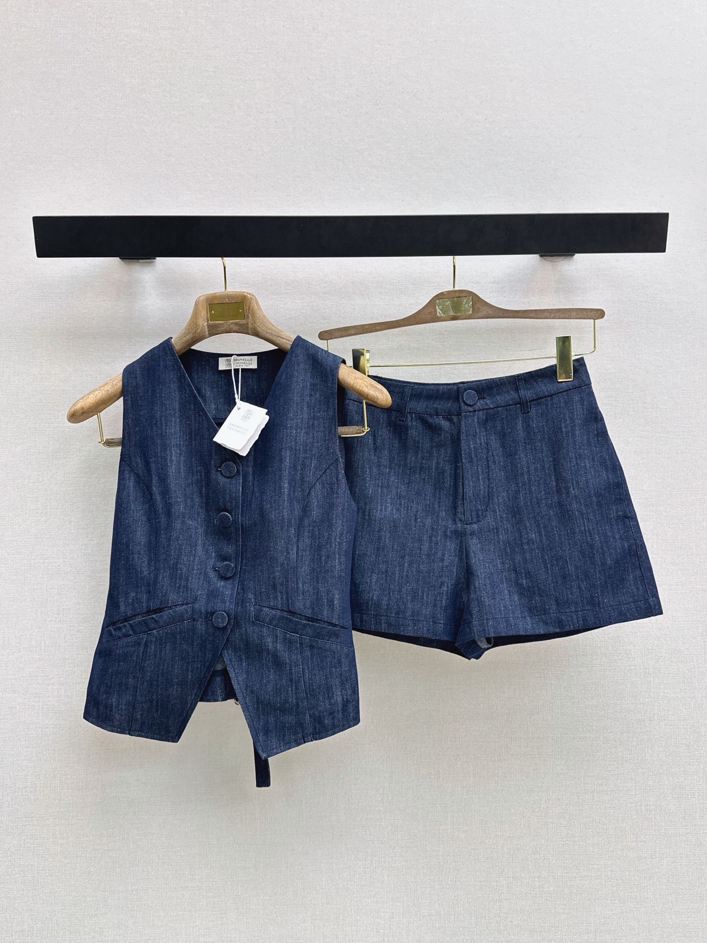 NO:924694,Italian elegant outfit Bc 26Ss————The latest puree color denim suit for spring and summer V-neck denim vest + minimalist style shorts. A durable and durable denim suit that will never go out of style. You will never get tired of wearing it for many years. It has a retro atmosphere. Smooth and neat tailoring. Casual, lazy and fashionable. It looks good when worn as a set or separately. It is worth collecting. One color sml,,shorts,19860909意式优雅穿搭 Bc 26Ss————春夏最新款原浆色牛仔套装V领牛仔马甲+极简风短裤 耐看耐穿永久不过时的牛仔套装 穿很多年都不会腻 自带复古氛围感 流畅利落的剪裁 休闲慵懒时髦 一套穿或者分开搭配都好看 值得收藏 一套出 一色sml,,shorts,,Women's clothing