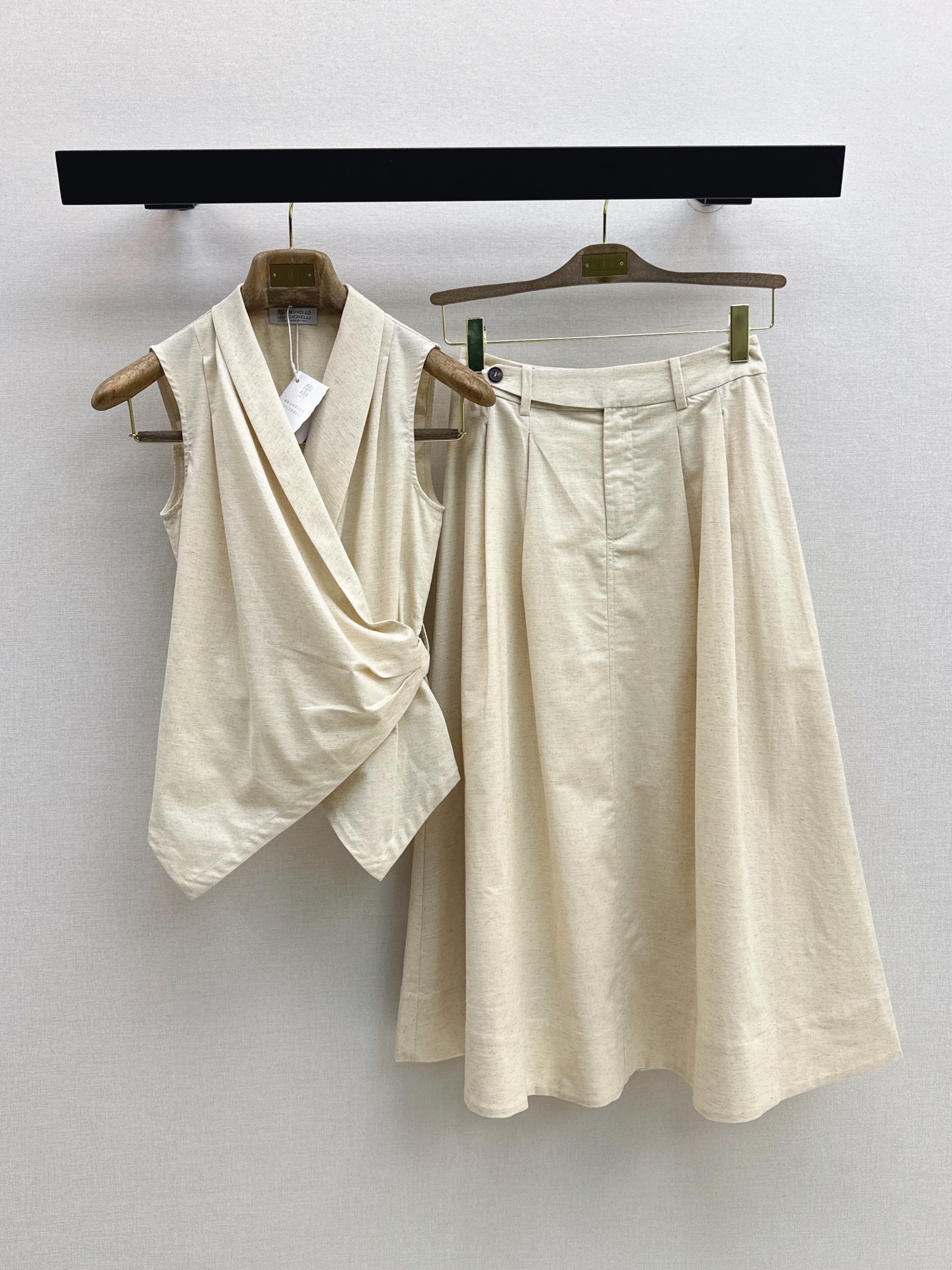 NO:924671,Top Skirt Bc 26Ss - The latest high-intellectual minimalist style suit for spring and summer. Linen wrap-style waist sleeveless top + high-waisted pleated A-line mid-length skirt. It adopts a wrap-style V-neck design. Cross-pleat pleat tailoring has a slimming effect. The overall shape of the skirt is very tolerant to the waist, abdomen and crotch. The wide-edge seaming process at the hem makes the skirt shape more crisp. The length is just right to the middle of the calf and the upper body has an elegant temperament.  Linen blended fabric is breathable and skin-friendly. It has a great drape. The upper body has a cool atmosphere. The two colors are developed separately. Ready for sale sml,,skirts,19860909上衣 半裙Bc 26Ss————春夏最新款高智感极简风套装亚麻围裹式收腰无袖上衣 +高腰捏褶A字中长款半裙 采用围裹式V领设计 交叉褶皱收褶剪裁自带显瘦效果 半裙整体版型对腰腹和胯部的包容度超高 下摆的宽边压缝工艺让裙型更挺括 长度刚好到小腿中部上身自带优雅气质 亚麻混纺面料透气亲肤 垂坠感超棒 上身自带清冷氛围感 两色分开发 现货发售sml,,skirts,,Women's clothing