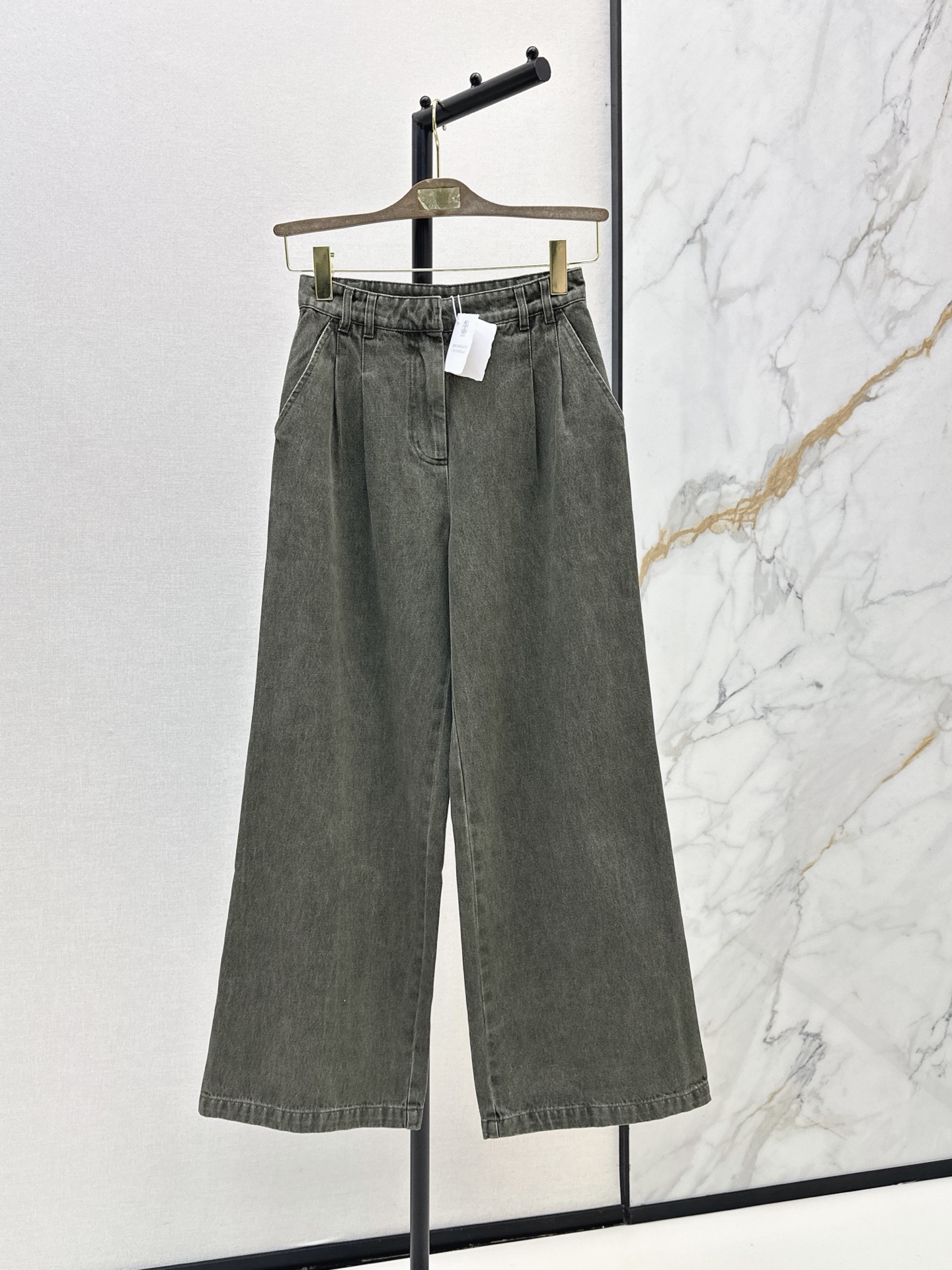 NO:924719,Exclusive debut of Bc 26Ss——the latest retro washed straight jeans in early autumn. Classic collection-level version. Straight-leg cut. The upper body is particularly tall. The whole version is smooth and not tight. It has micro elasticity. It is very comfortable to wear. It also washes beautifully. Two colors sml,,jeans,19860909独家首发 Bc 26Ss————早秋最新款复古洗水直筒牛仔裤 经典的收藏级别版型 直筒版型剪裁 上身特别显高 整个版型流畅不会紧绷 带有微弹性 穿起来很舒服 洗水也很漂亮 两色sml,,jeans,,Women's clothing