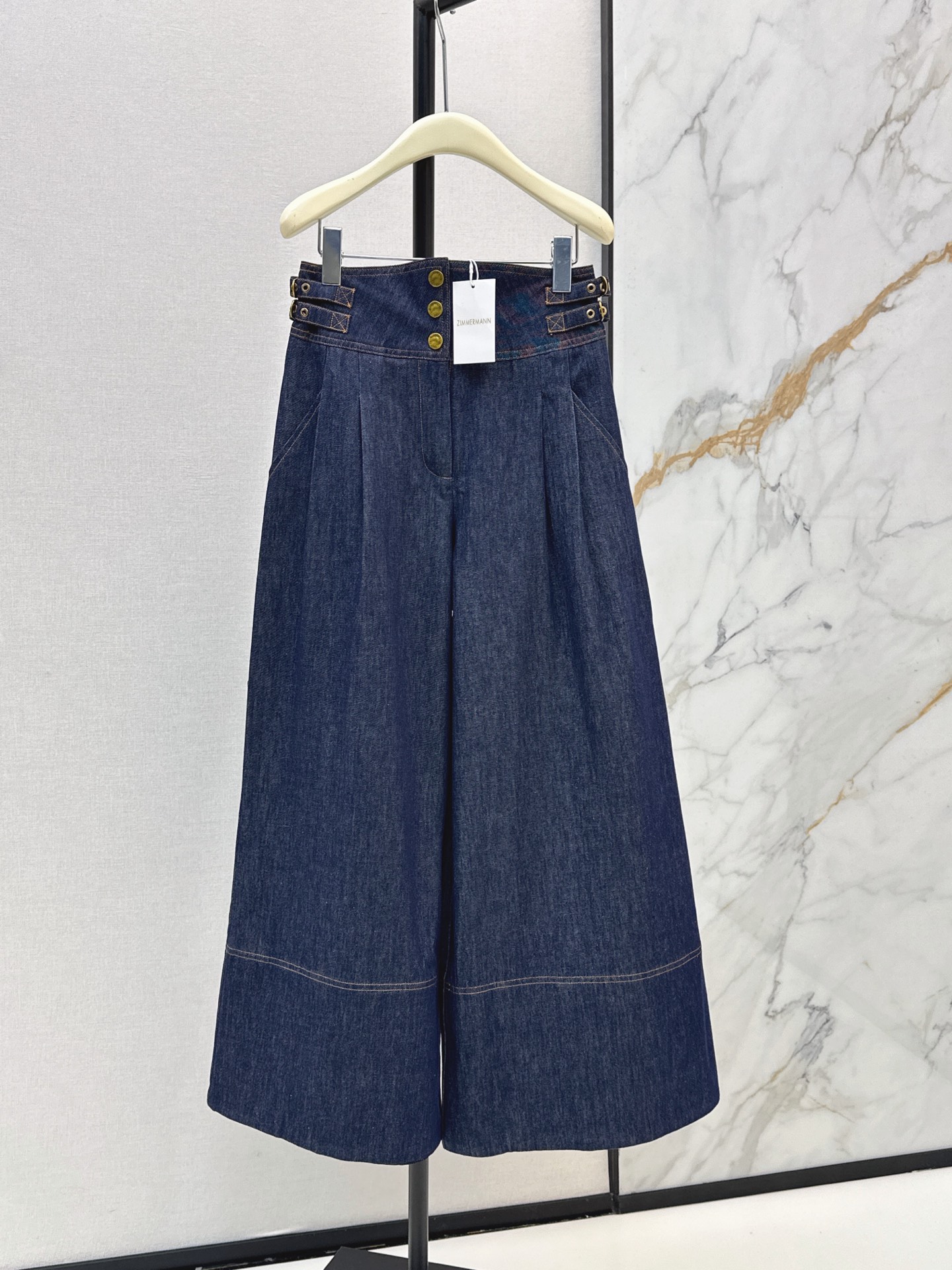NO:924708,Zim 26Ss - the latest spring and summer versatile workwear-style denim straight pants, retro and sweet and cool. The high-waisted three-dimensional tailoring is elegant and can be sweet or salty. The version is not picky, versatile and fashionable. Highly recommended item. Imported pure cotton denim reactive wash has a great texture. One color sml,,19860909Zim 26Ss———春夏最新款百搭工装风牛仔直筒裤复古又甜酷 高腰版型立体剪裁优雅可甜可盐 版型不挑人百搭又时髦 强烈推荐单品 进口纯棉牛仔活性洗水质感超赞 一色sml,,,Women's clothing