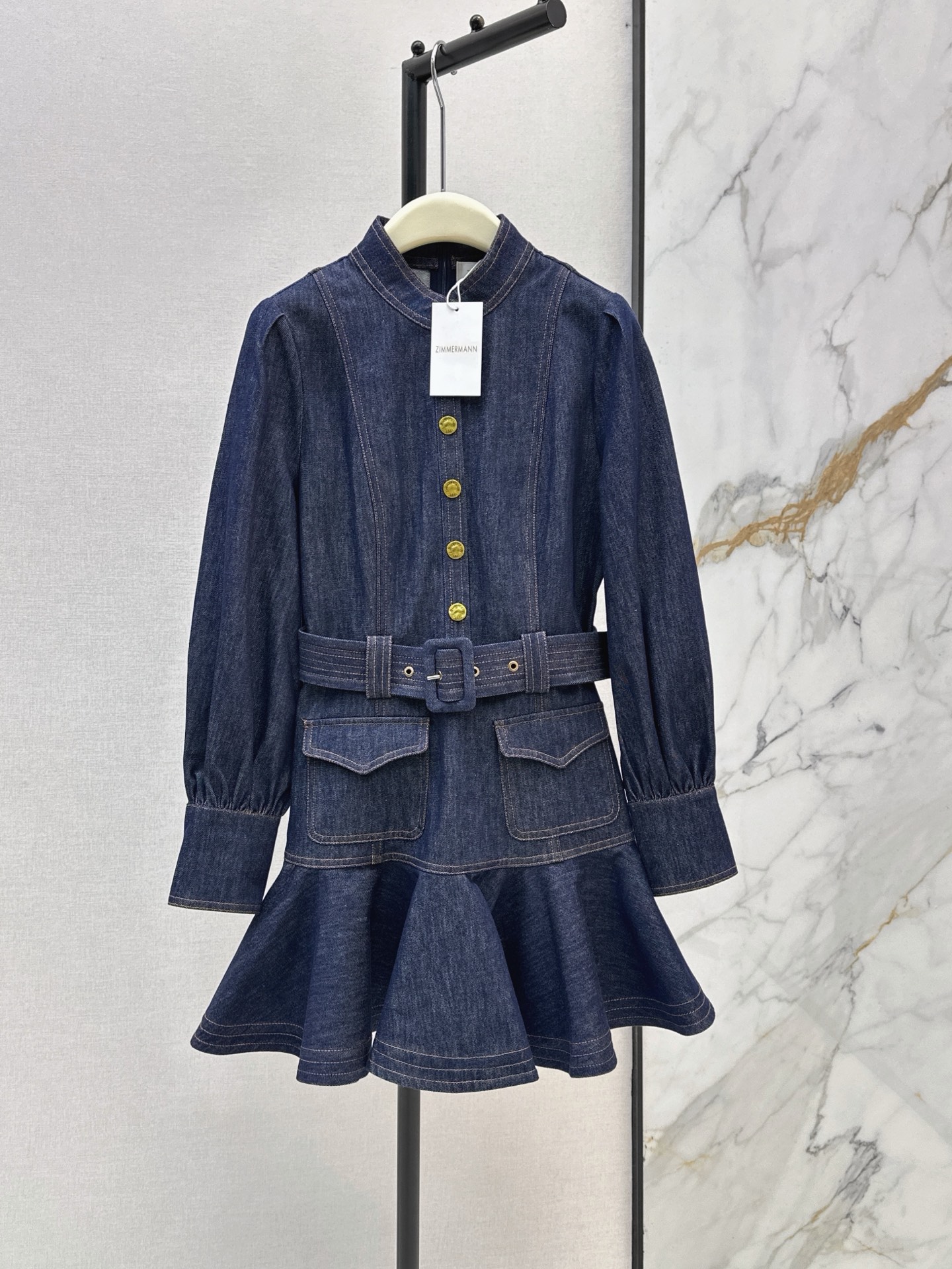 NO:924703,Zim 26Ss————The latest retro workwear-style ribbon-embellished denim dress for spring and summer. The A-line fishtail umbrella skirt has a smart and elegant design. The waist is matched with a belt to make the waist look slimmer. The whole body is decorated with topstitching. It is full of details. The original dark blue denim fabric is stiff and stylish and not easy to collapse. It has a full vacation atmosphere. It is super photogenic. One color ready for sale sml,,skirts,19860909Zim 26Ss————春夏最新款复古工装风飘带装饰牛仔连衣裙 A字鱼尾伞裙设计灵动飘逸 腰间搭配腰带收腰显瘦 整体饰以明缝线 细节感满满 原色深蓝牛仔面料挺括有型不易软塌 度假氛围感拉满 拍照超级出片 一色现货发售sml,,skirts,,Women's clothing