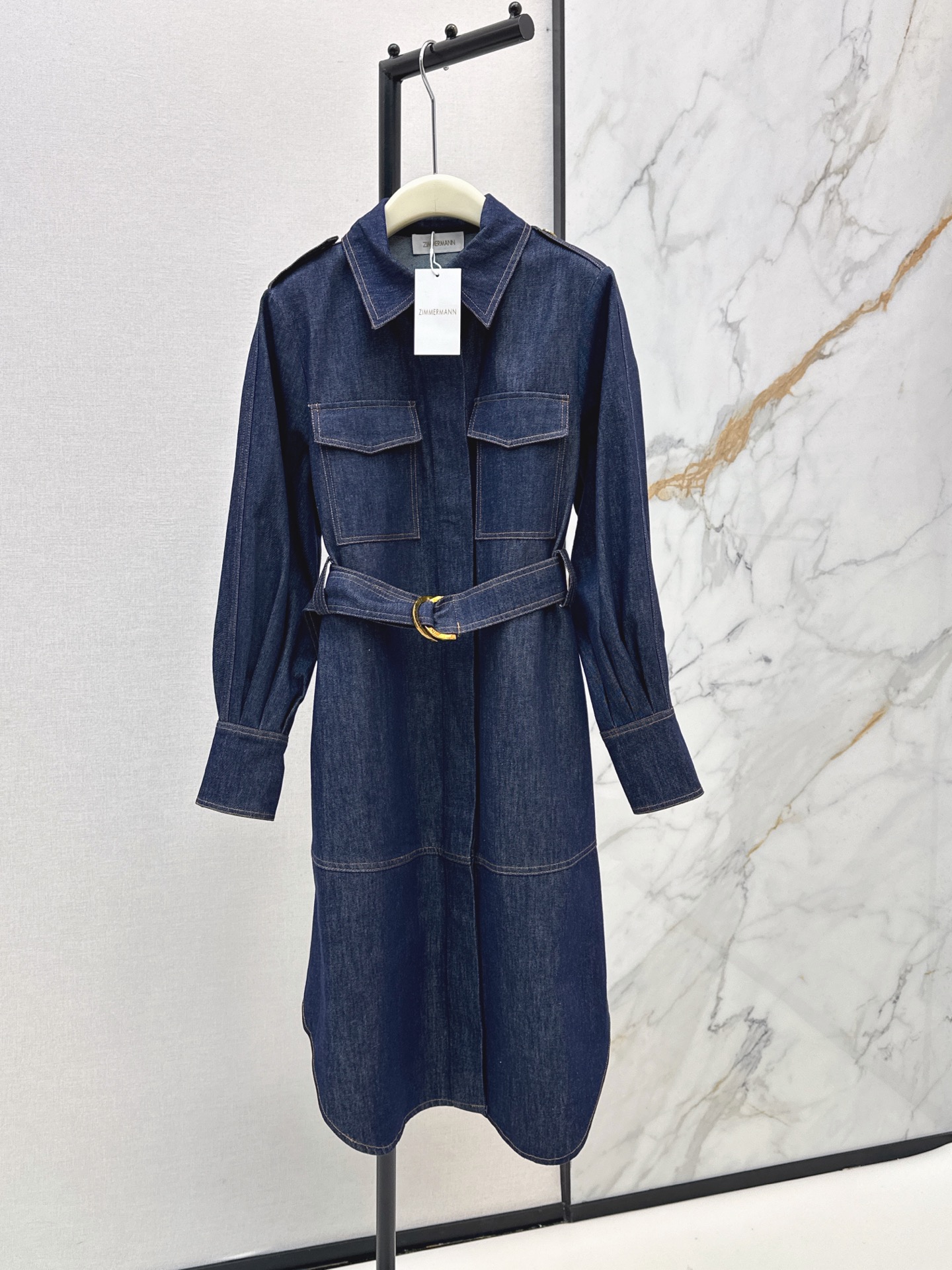 NO:924696,Zim 26Ss - the latest spring and summer retro workwear-style long denim dress with double pocket decoration. The A-line long skirt has a smart and elegant design. The waist is matched with a belt to make the waist look slimmer. The whole body is decorated with topstitching. It is full of details. The original dark blue denim fabric is stiff and stylish and not easy to collapse. It has a full vacation atmosphere. It is super good for taking pictures. One color ready for sale sml,,skirts,19860909Zim 26Ss————春夏最新款复古工装风双口袋装饰长款牛仔连衣裙 A字长款裙摆设计灵动飘逸 腰间搭配腰带收腰显瘦 整体饰以明缝线 细节感满满 原色深蓝牛仔面料挺括有型不易软塌 度假氛围感拉满 拍照超级出片 一色现货发售sml,,skirts,,Women's clothing