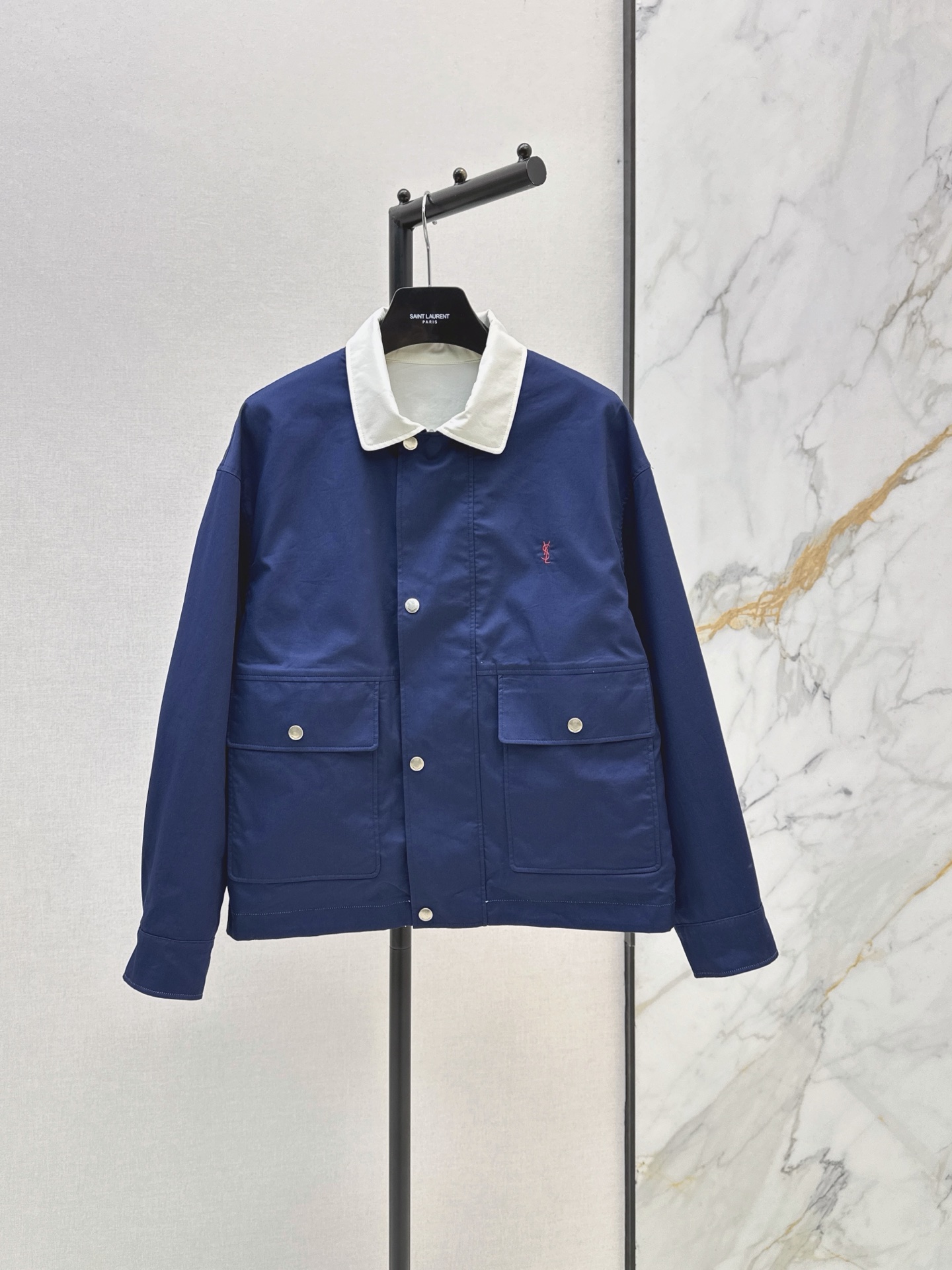 NO:924693,Hot item recommendation: SLP 26Ss————The latest handsome double-sided jacket in early autumn, modern and fashionable high-end color matching, double-sided wearable design. Popular style all over the Internet. Work pocket silhouette jacket style. The original custom-made imported Japanese cotton fabric has a wide and comfortable texture. The three-dimensional tailoring is neat and simple without losing the sense of detail. Retro American college style classic design. A and casual lazy style. Fashionable and high-end temperament. Two-color sml,, loro  piana,jackets & coats,jackets & coats,19860909爆单款推荐 SLP 26Ss————早秋最新款帅气双面夹克外套摩登时髦高级配色双面可穿设计 火遍全网的爆款 工装口袋廓形夹克版型 原版定制进口日本棉面料质感挺阔舒适 立体剪裁利落版型简约不失细节感 复古美式学院风经典设计 又A又飒随性的慵懒风 气质时髦又高级 两色sml,,loro piana,jackets & coats,jackets & coats,,Women's clothing