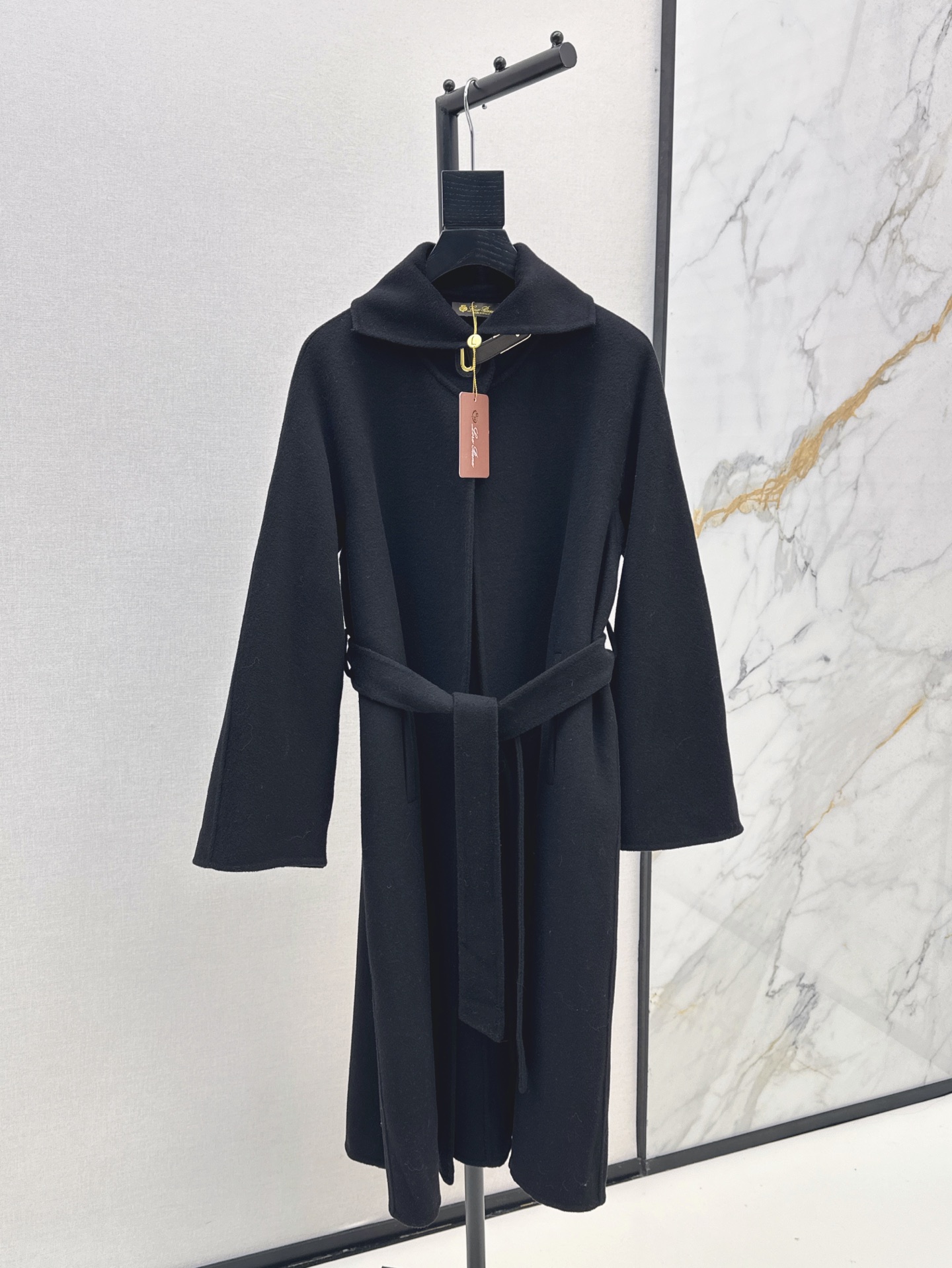 NO:925811,840L 26Ss————The latest high-end minimalist style long coat in autumn and winter. Customized imported wool fabric. Long H-shaped lapel tailoring. Simple tailoring highlights the high-end texture of the fabric. Wear it like a Korean heroine with gentleness and delicacy. The upper body shows an elegant posture. Whether it is daily travel or business negotiation, it can make you the focus. Three-color sml,, loro piana, jackets & coats,19860909840L 26Ss————秋冬最新款高级极简风长款大衣外套 定制进口羊毛面料 长款H版型翻领剪裁 简约剪裁更突出面料高级质感 穿出韩式女主般的温柔细腻 上身展现优雅姿态 无论是日常出行还是商务洽谈 都能让你成为焦点 三色sml,,loro piana,jackets & coats,,Women's clothing