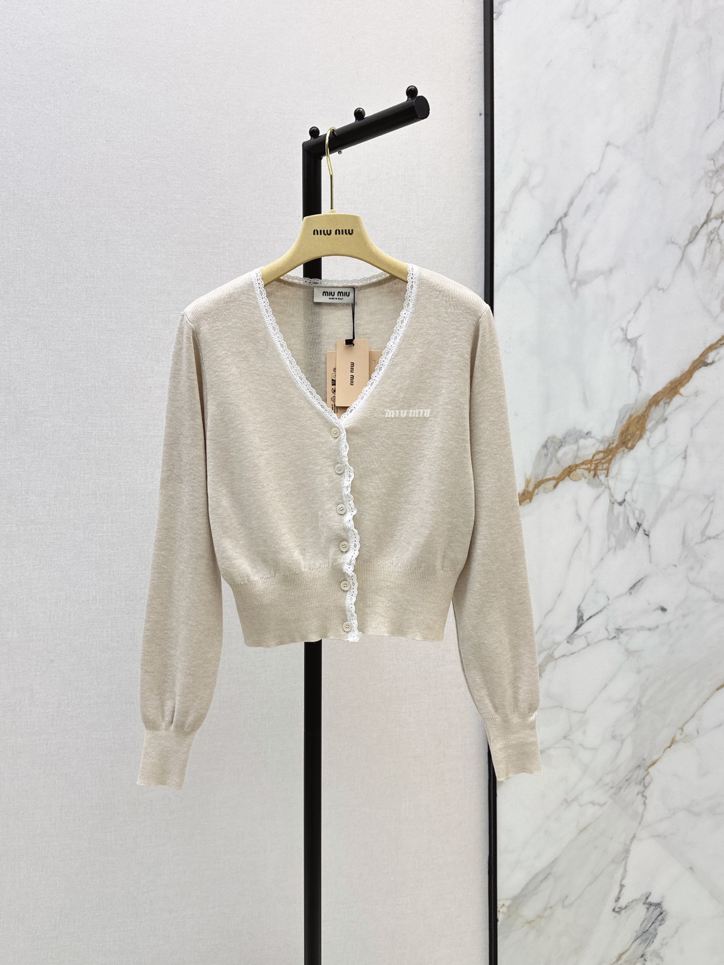 NO:925871,Miu 26Ss - the latest spring and summer lace V-neck knitted cardigan, the most gentle and elegant knitted item. The creamy oatmeal color with white lace design is too gentle. It looks great with any combination. Custom-spun heavy cashmere blended ultra-fine yarn. V-neck cardigan short version. The crochet lace trim on the front is so sweet. The chest is decorated with simple logo jacquard. Full of details.  one color sml,,miumiu,19860909Miu 26Ss————春夏最新款蕾丝花边V领针织开衫最温柔最优雅的针织小单品 奶乎乎的燕麦色搭配白色花边设计也太温柔了 随便一搭都超级好看 定纺重磅山羊绒混纺超细支纱线 V领开襟衫短款版型 前襟对版的钩针蕾丝花边饰边太甜妹了 胸口点缀简单logo提花 细节拉满 一色sml,,miumiu,,Women's clothing