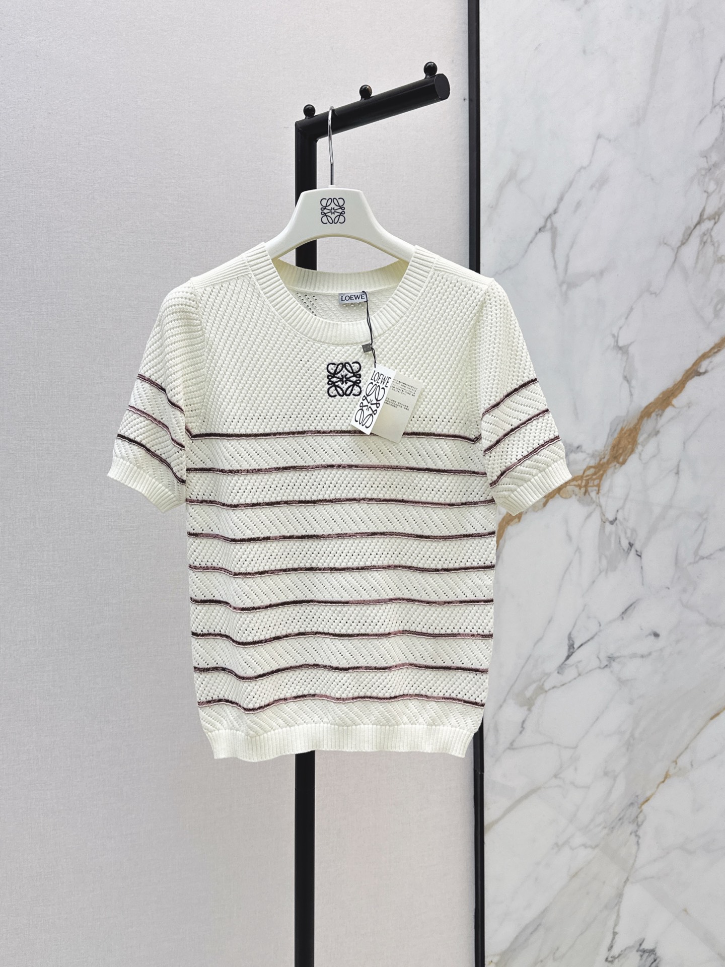 NO:925822,Loe 26Ss————The latest minimalist style striped knitted short-sleeved wool material for early autumn. It is soft and skin-friendly and breathable. It is super comfortable to wear in spring and summer. Simple round neck + brand embroidery on the chest. It is low-key and recognizable. The cut is loose and can be worn alone or inside. It is versatile with skirts and pants. It is easy to switch styles. It can be easily controlled for daily commuting and leisure. One color sml,, loewe, skirts, T-shirt,19860909Loe 26Ss————早秋最新款极简风条纹针织短袖羊毛材质 柔软亲肤又透气 春夏穿超舒服 简约圆领+胸前品牌刺绣 低调有辨识度 剪裁宽松单穿或内搭都OK 搭配裙子裤子都很百搭 轻松切换风格 日常通勤休闲都能轻松驾驭～～一色sml,,loewe,skirts,T-shirt,,Women's clothing