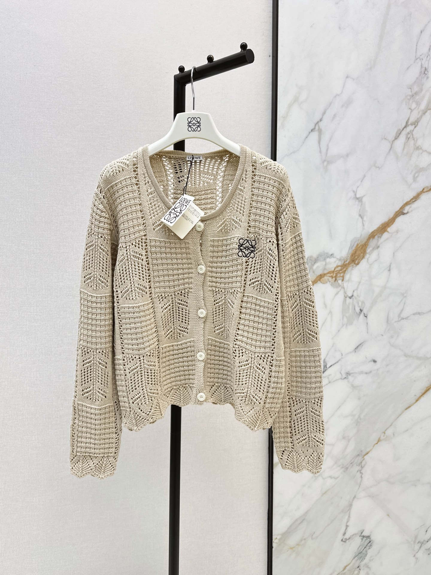 NO:925815,Loe 26Ss————The latest minimalist style knitted cardigan for early autumn is made of wool. It is soft, skin-friendly and breathable. It has a simple round neck and brand embroidery on the chest. It is low-key and recognizable. The cut is loose and can be worn alone or inside. It is versatile when paired with skirts and pants. It is easy to switch styles. It can be easily controlled for daily commuting and leisure. Two colors sml,,loewe,skirts,19860909Loe 26Ss————早秋最新款极简风针织开衫羊毛材质 柔软亲肤又透气 简约圆领+胸前品牌刺绣 低调有辨识度 剪裁宽松单穿或内搭都OK 搭配裙子裤子都很百搭 轻松切换风格 日常通勤休闲都能轻松驾驭～～两色 sml,,loewe,skirts,,Women's clothing